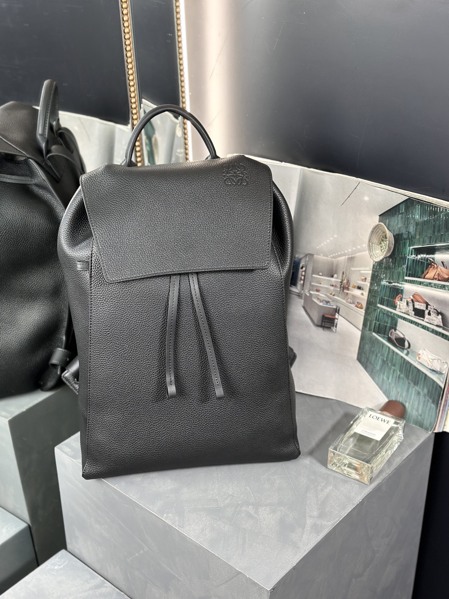 🖤Niche mais pas facile à atteindre ~ le sac à dos pour homme loew 🎒 est entre loisirs et affaires ~~ pas exagéré, discret mais pas trop ordinaire ! Sac à dos pratique, équipé d’un cordon rétractable et d’un rabat avant, de bretelles réglables en cuir de veau grainé🐂 La texture est super bonne👌🏻Très résistant à l’usure, les hommes peuvent le ranger rapidement🆙🆙Taille : 31,5-14-40,5 cm Modèle : 231212 Motif litchi noir