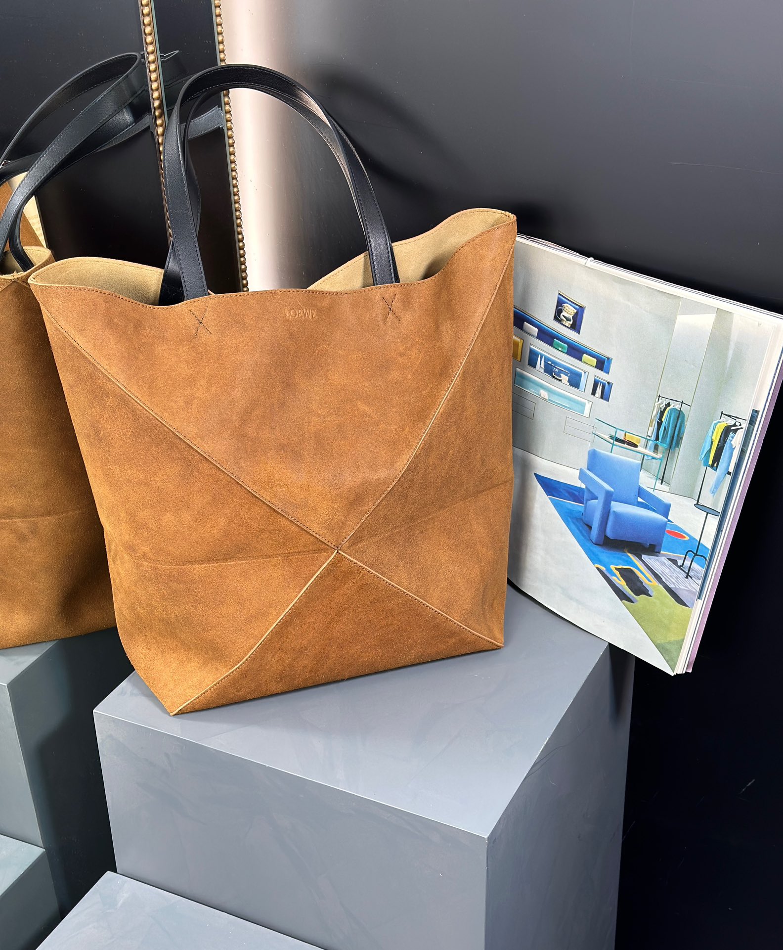 Pliant du puzzle 🛍️ Sacs à provisions 🆕 (Cognac Scrub Brown) 🌟 Wang Yibo est le même que les marchandises. , Peut être entièrement plié et doit être un must-avoir pour les voyages portables. Les sacs à main en daim doux et léger, avec un logo de marque faible et élégant, peuvent être un bandoulière, un dos oblique, un ajustement de retrait à la main à main levée