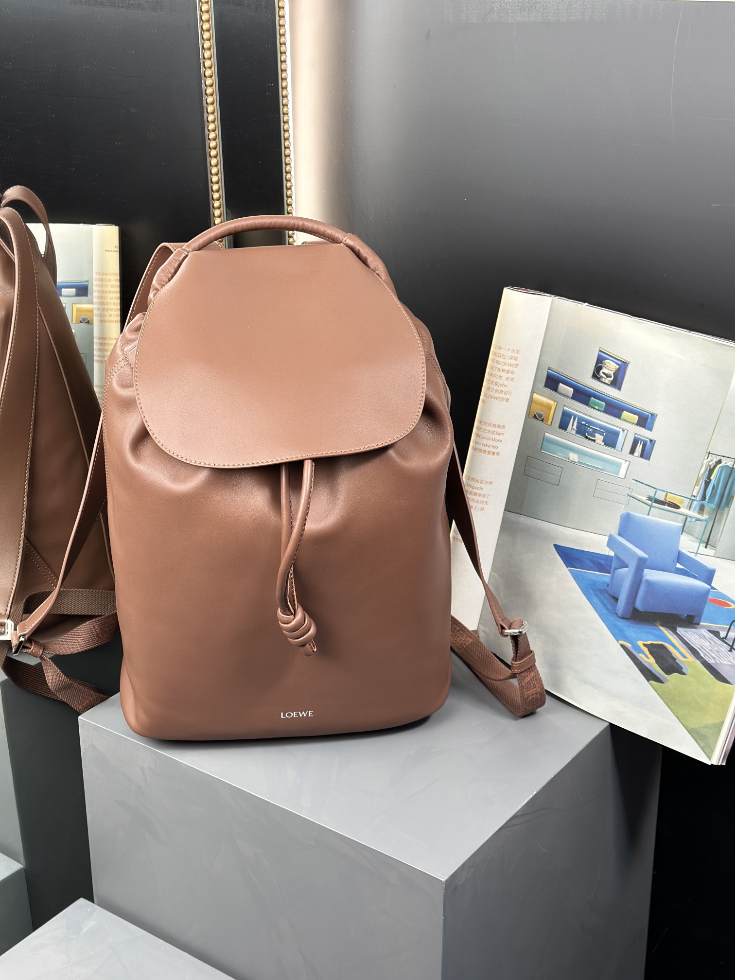 𝘍𝘭𝘢𝘮𝘦𝘯𝘤𝘰 Sac à dos 🎒[Brownie Brown] Taille : 36-16-40cm Code : 26664 Design épuré et pratique au quotidien, grande poche interne avec boucle à nœud enroulé emblématique et un petit compartiment 😎Compartiment externe à fermeture éclair, 🉑carnets de rangement et bagages à main quotidiens✌🏻