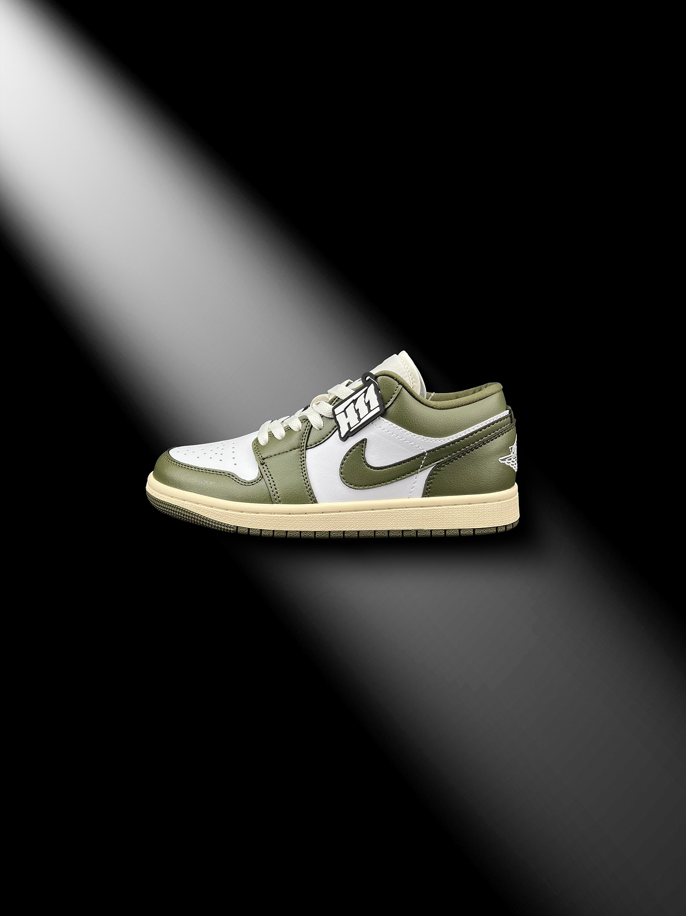 ▪️H11顶级纯原▪️实拍鉴赏图▪️ Nike Air Jordan 1 Low OG AJ1 乔一 舒适时尚 防滑低帮 复古篮球鞋 男女同款 白绿 #H11顶级纯原 纯原外贸平台特供订单 #全套原纸板楦头开发 #原厂特供材料配套加持 #确保原汁原味 完美呈现版型 #原档数据独家私模大底 #男女鞋同步官方开发至47.5 #原装进口轻量化鞋垫 #进口港宝加持 后跟自然饱满 还原公司包裹性 #鞋面采用原装数据贴合技术 #全方位贴合包裹脚型 #鞋跟部鞋底牵引设计 #提供强大的抓地性能 #更适应不同实战场地路面 货号:DC0774-122