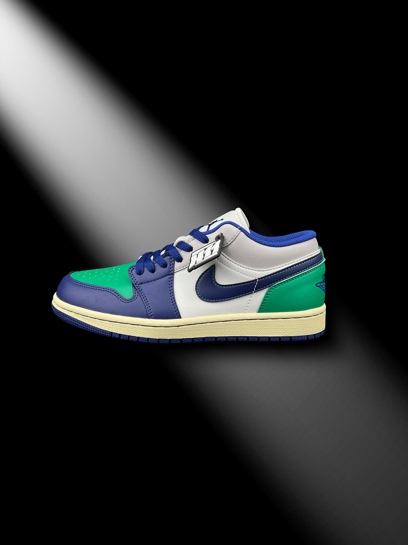 ▪️H11顶级纯原▪️实拍鉴赏图▪️ Nike Air Jordan 1 Low OG AJ1 乔一 舒适时尚 防滑低帮 复古篮球鞋 男女同款 白蓝 #H11顶级纯原 纯原外贸平台特供订单 #全套原纸板楦头开发 #原厂特供材料配套加持 #确保原汁原味 完美呈现版型 #原档数据独家私模大底 #男女鞋同步官方开发至47.5 #原装进口轻量化鞋垫 #进口港宝加持 后跟自然饱满 还原公司包裹性 #鞋面采用原装数据贴合技术 #全方位贴合包裹脚型 #鞋跟部鞋底牵引设计 #提供强大的抓地性能 #更适应不同实战场地路面 货号:553558-147