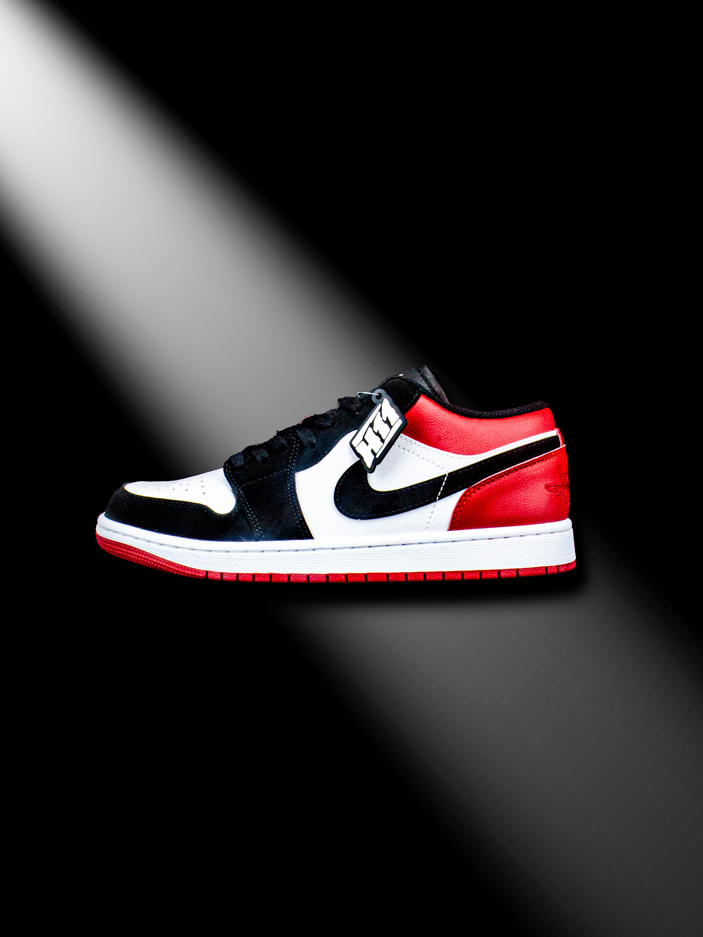 ▪️H11顶级纯原▪️实拍鉴赏图▪️ Nike Air Jordan 1 LOW “Black Toe” AJ1 乔一 黑脚趾 轻质编织 低帮 复古篮球鞋 男女同款 黑红白 #H11顶级纯原 纯原外贸平台特供订单 #全套原纸板楦头开发 #原厂特供材料配套加持 #确保原汁原味 完美呈现版型 #原档数据独家私模大底 #男女鞋同步官方开发至47.5 #原装进口轻量化鞋垫 #进口港宝加持 后跟自然饱满 还原公司包裹性 #鞋面采用原装数据贴合技术 #全方位贴合包裹脚型 #鞋跟部鞋底牵引设计 #提供强大的抓地性能 #更适应不同实战场地路面 货号:553558-116