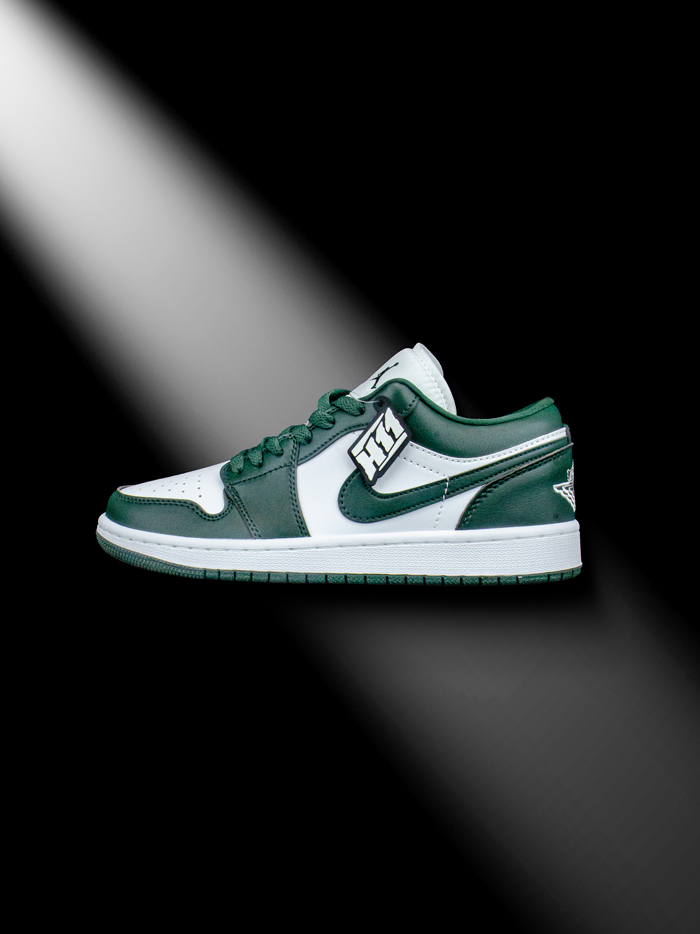 ▪️H11顶级纯原▪️实拍鉴赏图▪️ Nike Air Jordan 1 LOW "White Olive" AJ1 乔一 皮革 舒适耐磨 低帮 复古篮球鞋 男女同款 白绿色 #H11顶级纯原 纯原外贸平台特供订单 #全套原纸板楦头开发 #原厂特供材料配套加持 #确保原汁原味 完美呈现版型 #原档数据独家私模大底 #男女鞋同步官方开发至47.5 #原装进口轻量化鞋垫 #进口港宝加持 后跟自然饱满 还原公司包裹性 #鞋面采用原装数据贴合技术 #全方位贴合包裹脚型 #鞋跟部鞋底牵引设计 #提供强大的抓地性能 #更适应不同实战场地路面 货号:DC0774-113