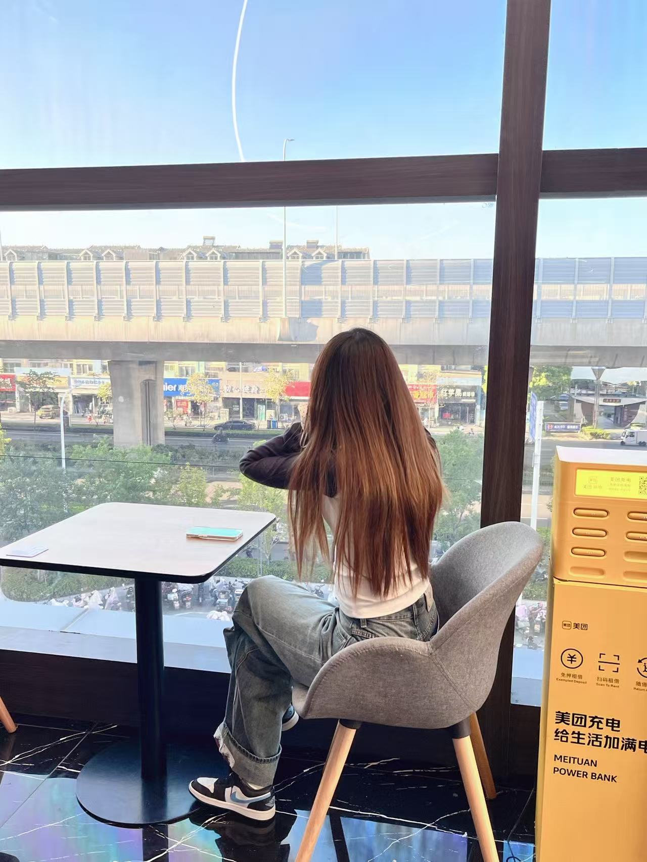 ▪️H11顶级纯原▪️潮人上脚图▪️
闭眼入，好看就完事儿！！！
---------------------------------
Nike Air Jordan 1 LOW  "university blue"
AJ1 乔一 舒适贴合 低帮 复古篮球鞋 男女同款 黑白蓝

货号：DC0774-041

Size：35.5 36 36.5 37.5 38 38.5 39 40 40.5 41 42 42.5 43 44 45 46 47.5