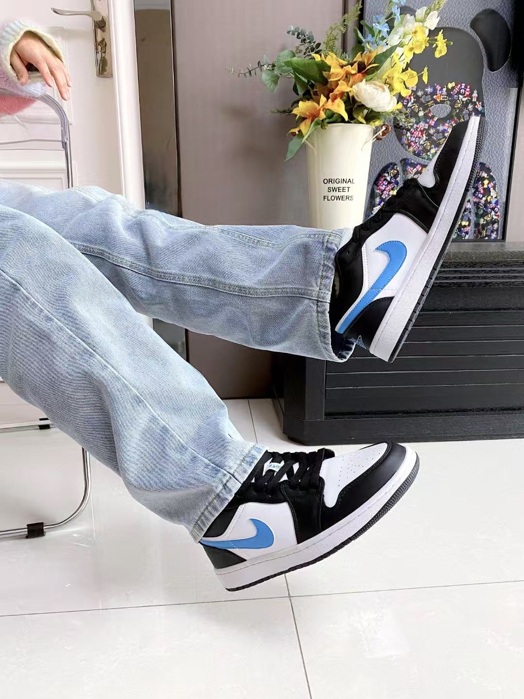 ▪️H11顶级纯原▪️潮人上脚图▪️
闭眼入，好看就完事儿！！！
---------------------------------
Nike Air Jordan 1 LOW  "university blue"
AJ1 乔一 舒适贴合 低帮 复古篮球鞋 男女同款 黑白蓝

货号：DC0774-041

Size：35.5 36 36.5 37.5 38 38.5 39 40 40.5 41 42 42.5 43 44 45 46 47.5