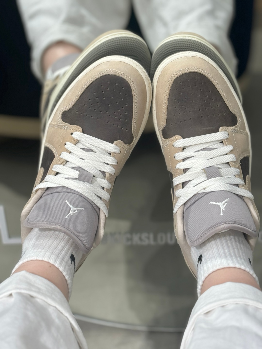 ▪️H11顶级纯原▪️潮人上脚图▪️
闭眼入，好看就完事儿！！！
---------------------------------
Nike Air Jordan 1 LOW SE
AJ1 乔一 舒适贴合 低帮 复古篮球鞋 男女同款 米棕色
货号：IB7011-001

Size：35.5 36 36.5 37.5 38 38.5 39 40 40.5 41 42 42.5 43 44 45 46 47.5