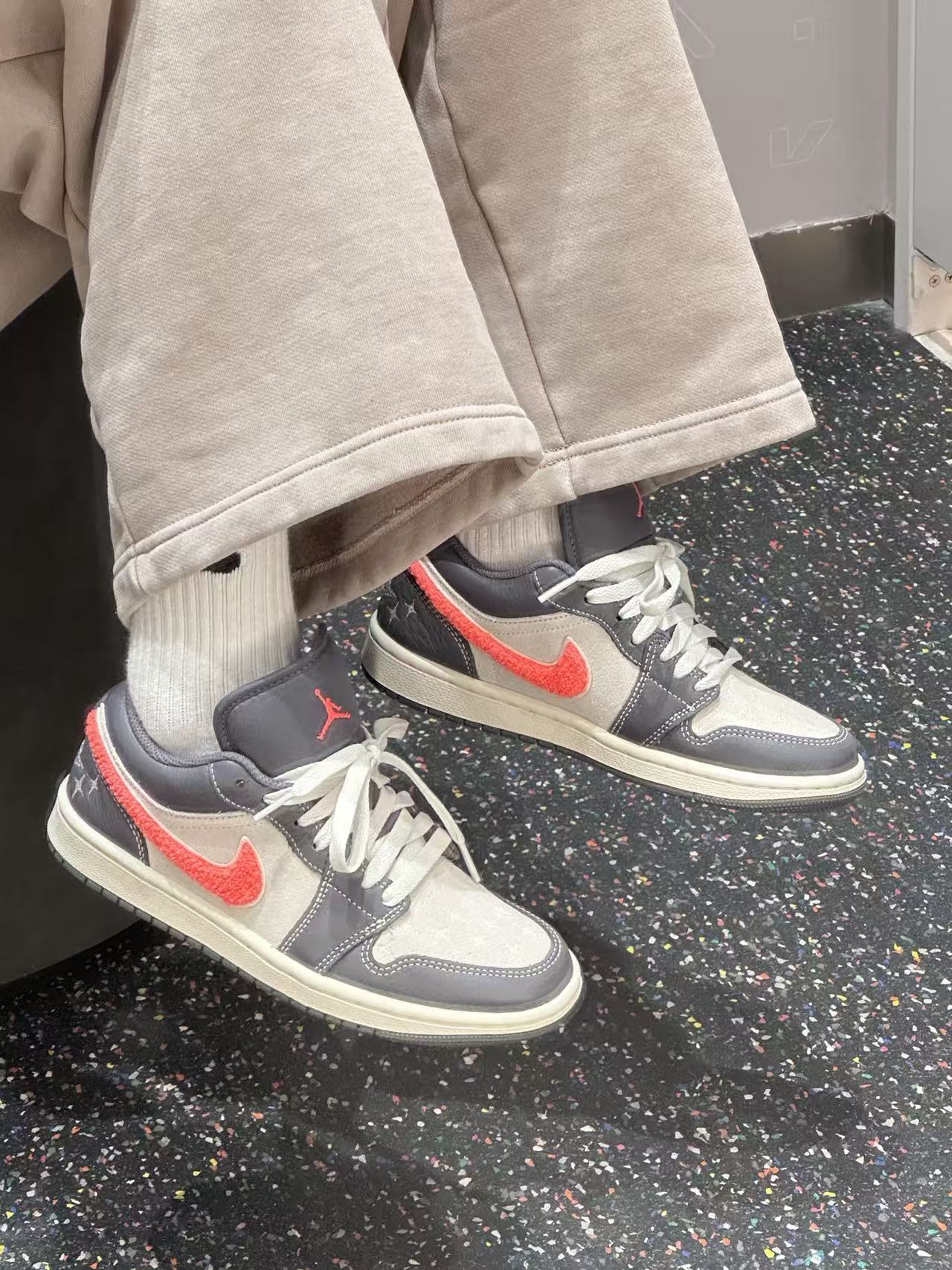 ▪️H11顶级纯原▪️潮人上脚图▪️
闭眼入，好看就完事儿！！！
---------------------------------
Nike Air Jordan 1 LOW 
AJ1 乔一 舒适贴合 低帮 复古篮球鞋 男女同款 灰色

货号：IM6565-014

Size：35.5 36 36.5 37.5 38 38.5 39 40 40.5 41 42 42.5 43 44 45 46 47.5