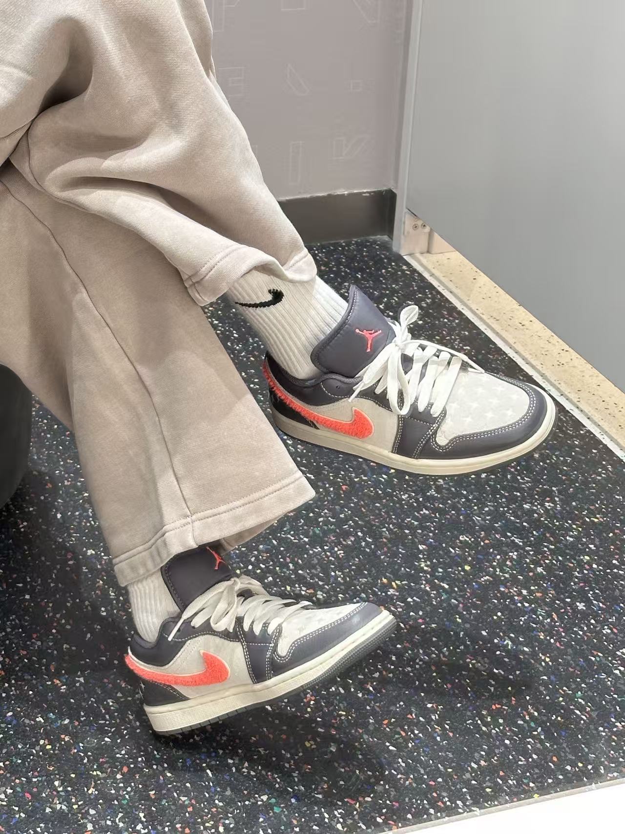 ▪️H11顶级纯原▪️潮人上脚图▪️
闭眼入，好看就完事儿！！！
---------------------------------
Nike Air Jordan 1 LOW 
AJ1 乔一 舒适贴合 低帮 复古篮球鞋 男女同款 灰色

货号：IM6565-014

Size：35.5 36 36.5 37.5 38 38.5 39 40 40.5 41 42 42.5 43 44 45 46 47.5