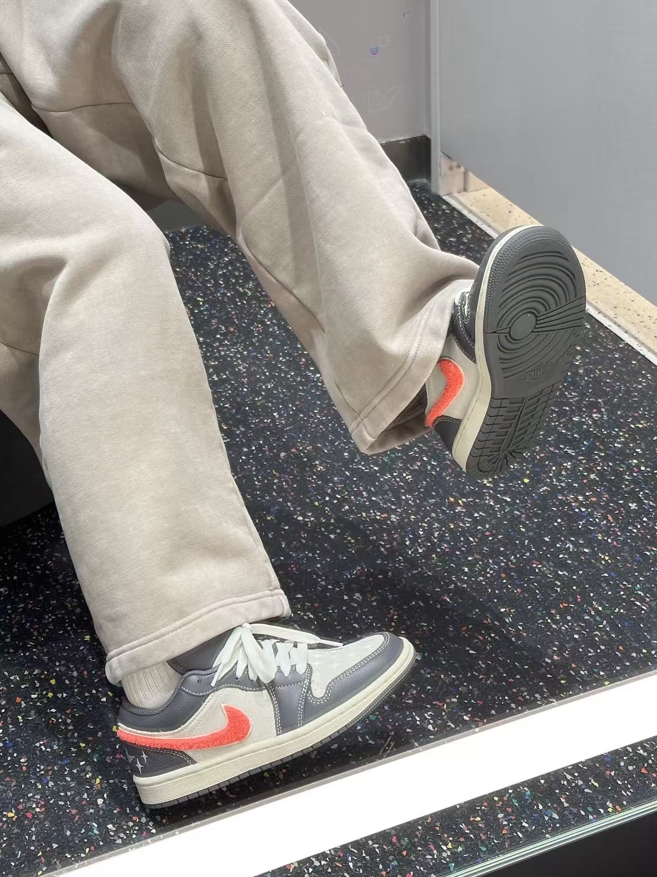 ▪️H11顶级纯原▪️潮人上脚图▪️
闭眼入，好看就完事儿！！！
---------------------------------
Nike Air Jordan 1 LOW 
AJ1 乔一 舒适贴合 低帮 复古篮球鞋 男女同款 灰色

货号：IM6565-014

Size：35.5 36 36.5 37.5 38 38.5 39 40 40.5 41 42 42.5 43 44 45 46 47.5