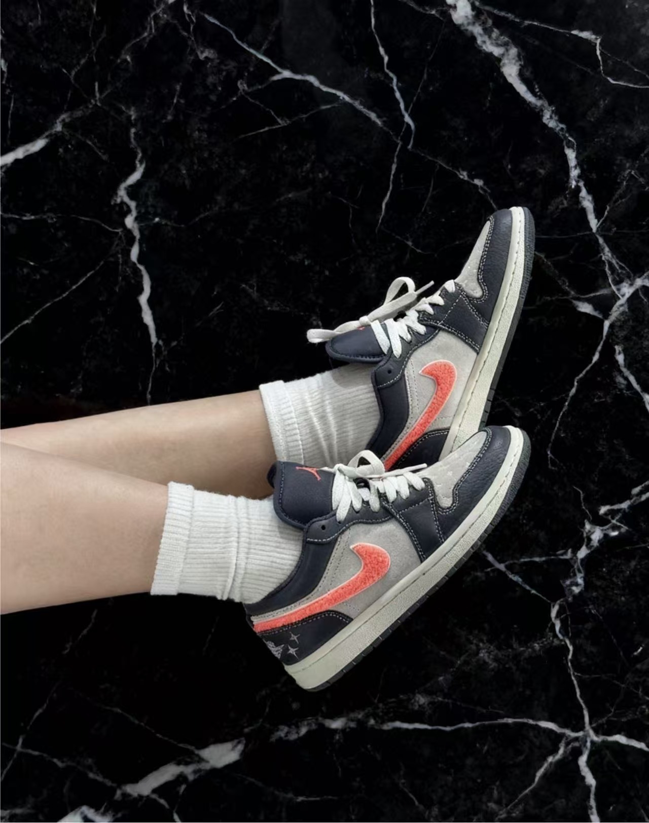 ▪️H11顶级纯原▪️潮人上脚图▪️
闭眼入，好看就完事儿！！！
---------------------------------
Nike Air Jordan 1 LOW 
AJ1 乔一 舒适贴合 低帮 复古篮球鞋 男女同款 灰色

货号：IM6565-014

Size：35.5 36 36.5 37.5 38 38.5 39 40 40.5 41 42 42.5 43 44 45 46 47.5