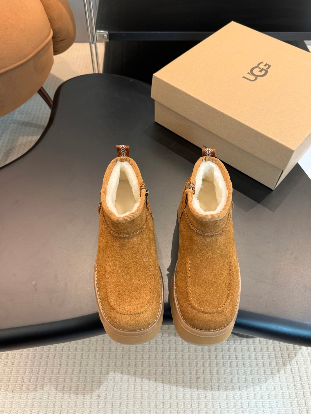 𝑼𝑮𝑮冬季人手必备单品，搭配系数也是百分百 1⃣️鞋面：优质牛反绒2⃣️内里：澳洲进口羊皮毛一体🐑3️⃣