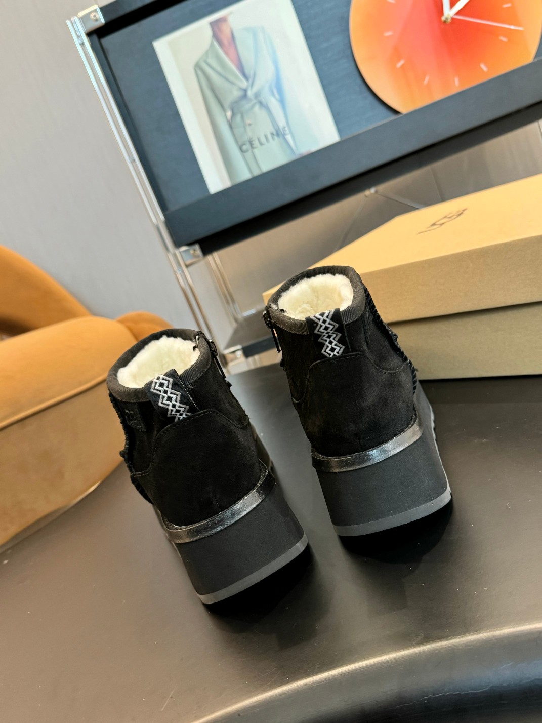 𝑼𝑮𝑮冬季人手必备单品，搭配系数也是百分百 1⃣️鞋面：优质牛反绒2⃣️内里：澳洲进口羊皮毛一体🐑3️⃣