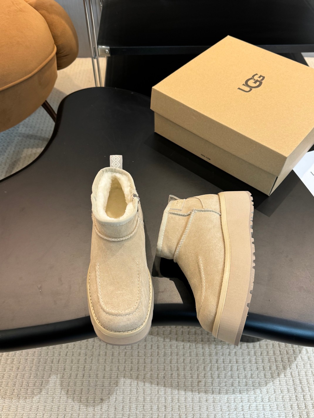 𝑼𝑮𝑮冬季人手必备单品，搭配系数也是百分百 1⃣️鞋面：优质牛反绒2⃣️内里：澳洲进口羊皮毛一体🐑3️⃣