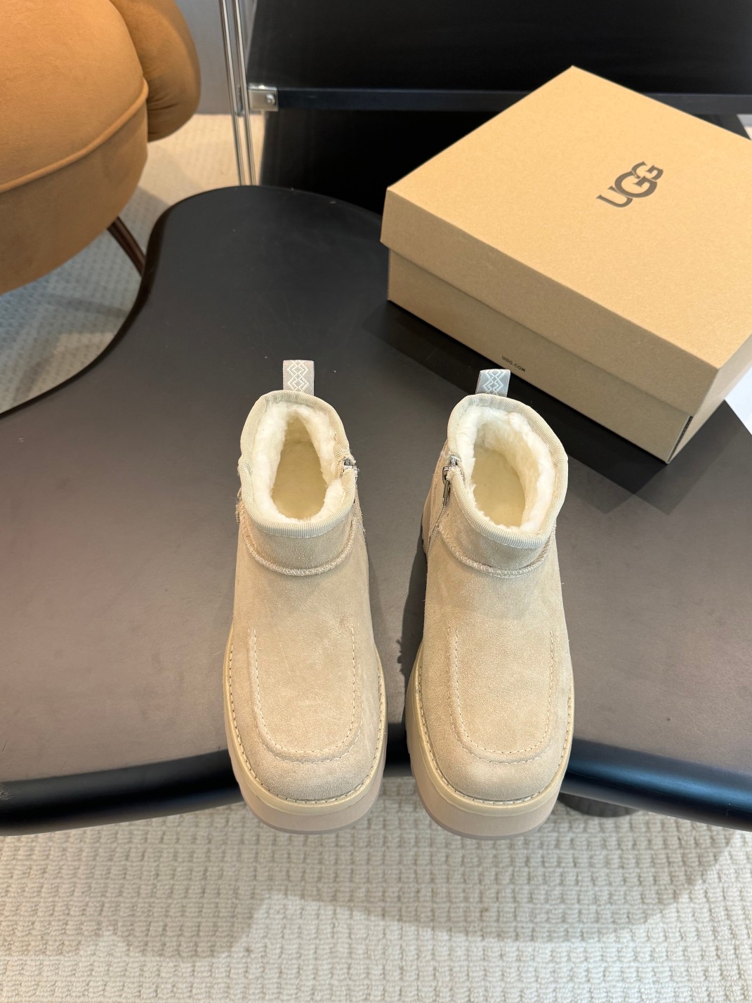 𝑼𝑮𝑮冬季人手必备单品，搭配系数也是百分百 1⃣️鞋面：优质牛反绒2⃣️内里：澳洲进口羊皮毛一体🐑3️⃣