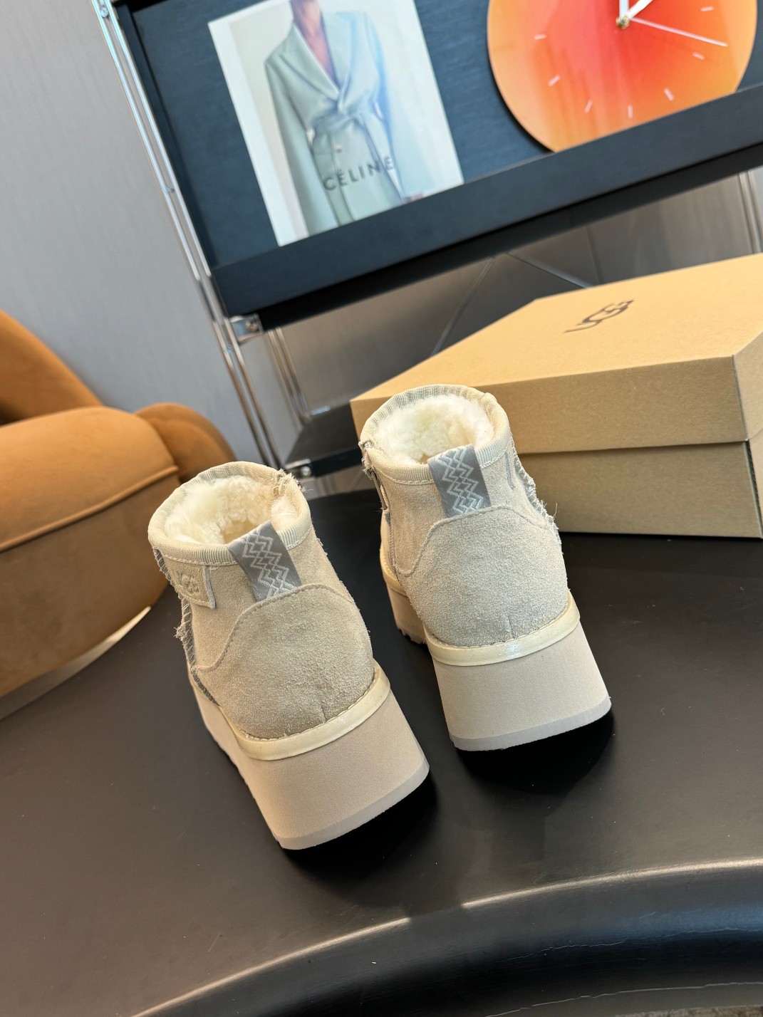 𝑼𝑮𝑮冬季人手必备单品，搭配系数也是百分百 1⃣️鞋面：优质牛反绒2⃣️内里：澳洲进口羊皮毛一体🐑3️⃣
