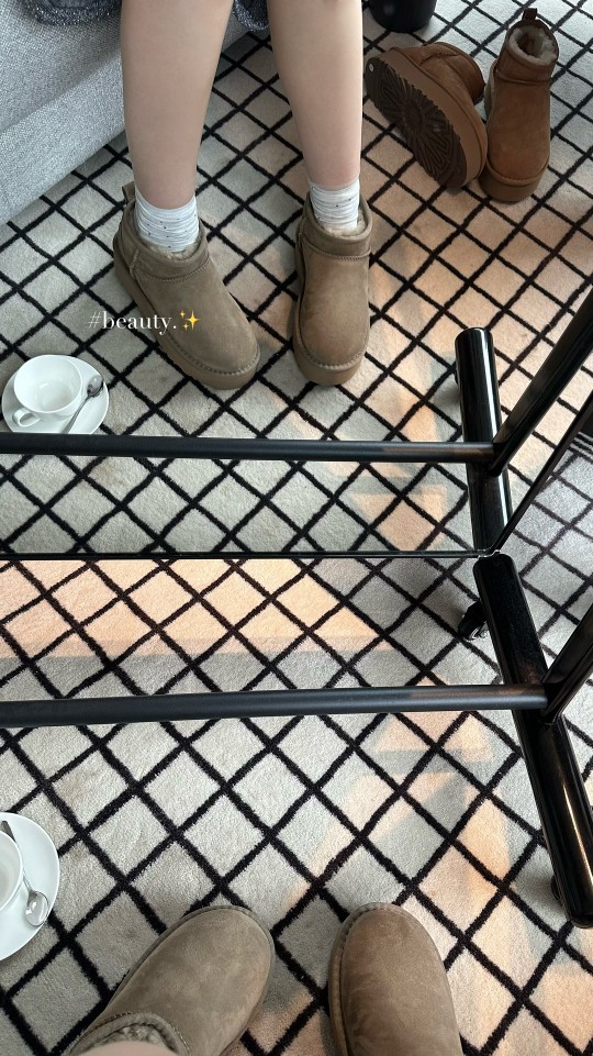 🌹3cm周冬雨mini,四色,35-40码!雪地靴是秋冬季节的热门单品, 以其保暖性和时尚感深受大家喜爱