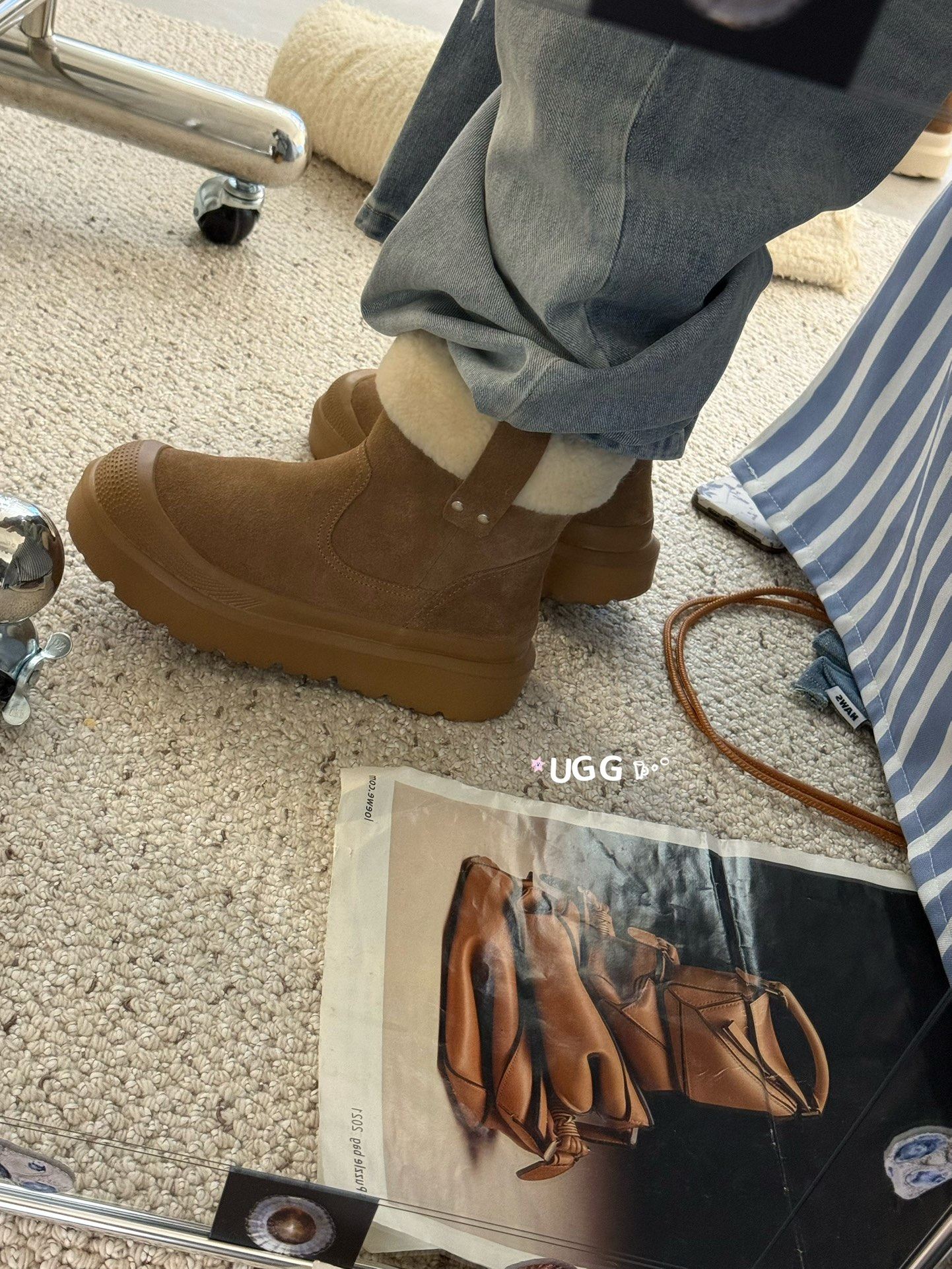 🔥「UGG高帮奶芙靴」秋冬氛围感的刚需单品当焦糖棕的牛绒遇上蓬松羊毛，是UGG给秋冬的温柔注解。厚底设计