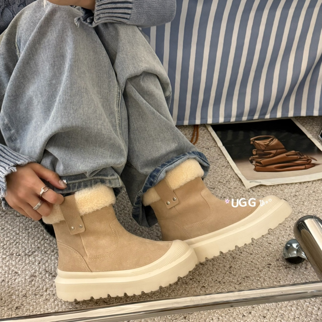 🔥「UGG高帮奶芙靴」秋冬氛围感的刚需单品当焦糖棕的牛绒遇上蓬松羊毛，是UGG给秋冬的温柔注解。厚底设计