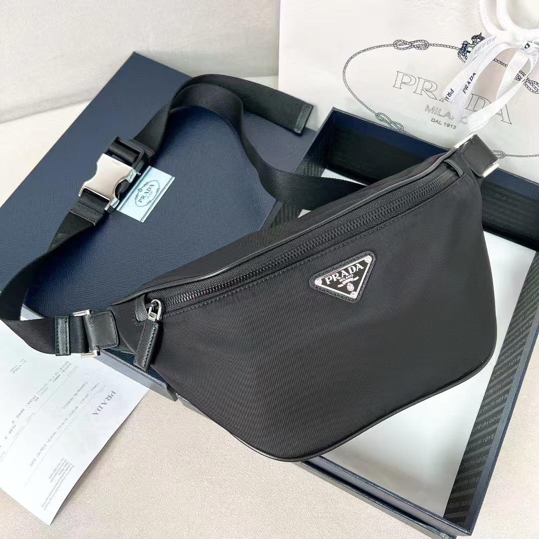 NO:204592,New product first launch for men's new breast bag 2VL033, made of imported nylon parachute material, polished steel hardware, nylon lining single mezzanine, adjustable nylon belt with buckle, the interior logo nameplate with an enamel triangle logo on the outside. This model has both functional and modern style, perfect details, comparable to ZG size18*15.5cm, Prada, prada19860909新品首发男士新品胸包腰包2VL033 采用进口尼龙降落伞材质 抛光钢质硬件 尼龙衬里单夹层 可调节尼龙腰带配带扣搭 内部徽标铭牌外部饰有涂珐琅三角形徽标 此款兼具功能性和现代时尚风格 细节完美 媲美ZG size18*15.5cm,普拉达,prada,Bag