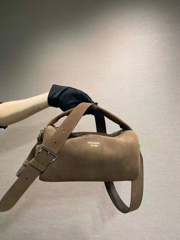 NO:206942,The new Boston 2VH188 suede This Boston handbag is stylish and compact, with a design inspiration from retro design and details. The suede uses a depressed effect to make the accessories soft and unique, and is also embellished with metal letter logos. It is equipped with a long removable shoulder strap, large capacity and space, and the upper body effect is light and practical. Babies, hurry up and buy it. Long 24x height 11x bottom 11cm, Prada, prada, chamois leather19860909新款波士顿2VH188麂皮 這款波士顿手袋時尚小巧,設計靈感取自復古設計及細節,麂皮採用仿舊效果,使配飾呈現柔軟獨特外型,更綴以金屬字母標誌.配有一条可拆卸长肩带,容量空间大,上身效果轻便实用,宝宝们,赶紧入手吧 长24x高11x底11cm,普拉达,prada,chamois leather,Bag