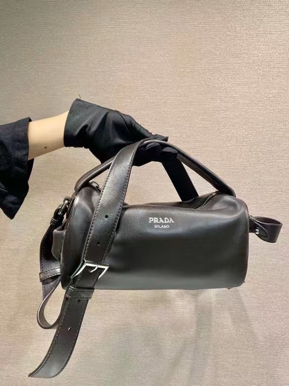 NO:206951,New Boston 2VH188 antique leather This Boston handbag is stylish and compact, with a design inspiration from retro design and details. Napa soft leather adopts antique effect, making the accessories soft and unique, and is also embellished with metal letter logo. It is equipped with a long removable shoulder strap, large capacity and space, and the upper body effect is light and practical. Babies, hurry up and buy it. Long 24x height 11x bottom 11cm, Prada, prada19860909新款波士顿2VH188仿旧皮 這款波士顿手袋時尚小巧,設計靈感取自復古設計及細節,納帕軟皮採用仿舊效果,使配飾呈現柔軟獨特外型,更綴以金屬字母標誌.配有一条可拆卸长肩带,容量空间大,上身效果轻便实用,宝宝们,赶紧入手吧 长24x高11x底11cm,普拉达,prada,Bag