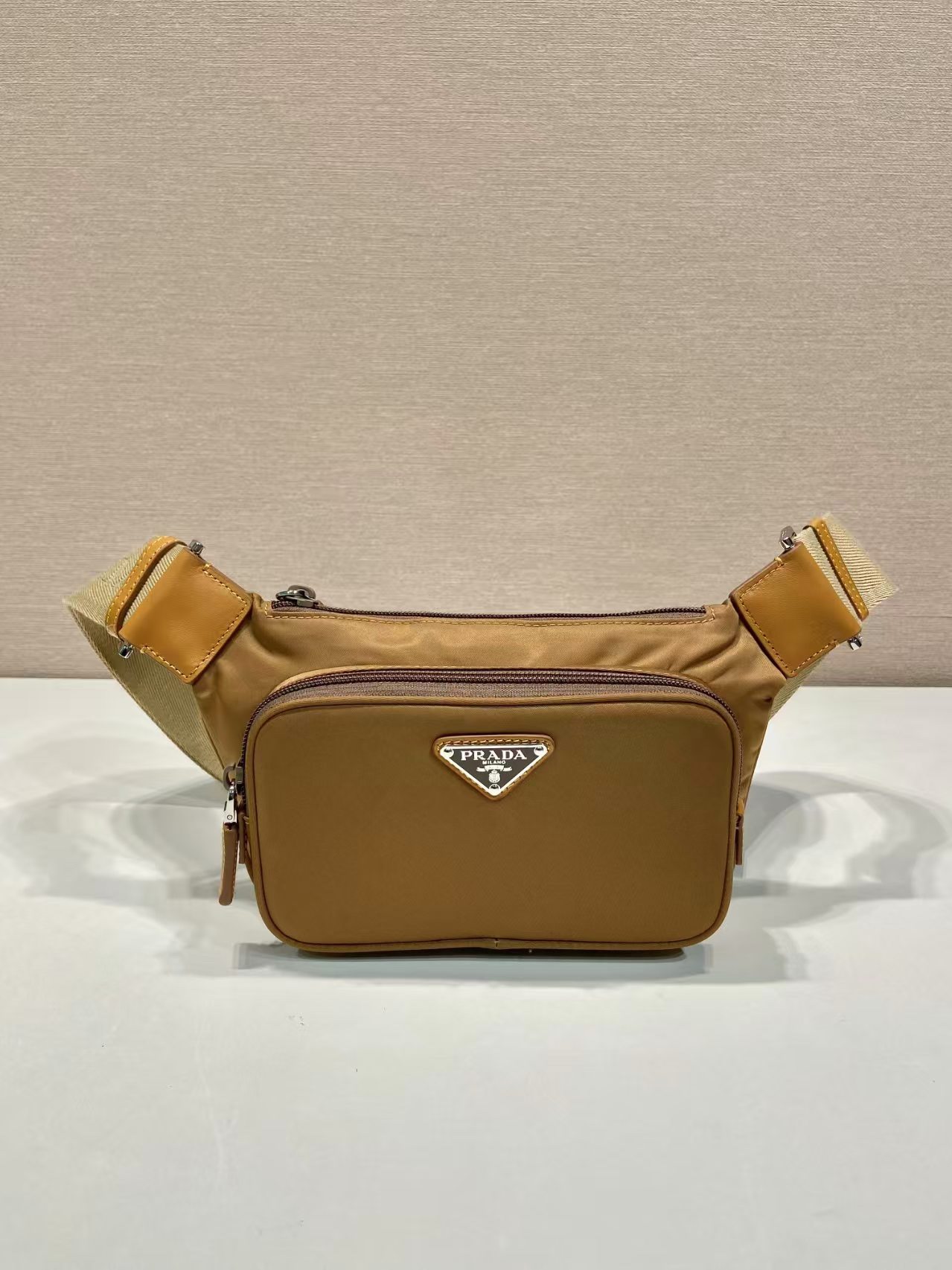 NO:754647,New waist bag 2VH128 new color for men and women. The latest waist bag/chest bag not only enhances the overall design sense, but also has a great upper body effect, is lightweight and fashionable. It is affordable and very practical for daily matching. The waist bag/chest bag/crossbody bag can be very practical. Hurry up and get it. Length 19x height 13cmx bottom 2.5cm, Prada [price based on quantity], prada19860909新款腰包2VH128新色男女共用 最新款腰包/胸包这款设计不仅还增强了整体设计感,上身效果非常棒,轻便又时尚.日常搭配全驾驭得起,非常实用,腰包/胸包/斜跨都可以实用性非常强.赶紧入手吧 长19x高13cmx底2.5cm,普拉达【跑量价】,prada,Bag