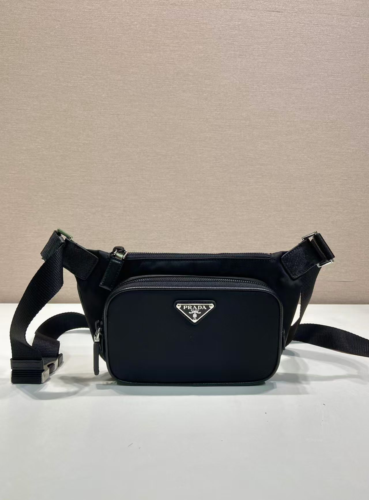 NO:920261,New waist bag 2VH128 upgraded version for men and women. The upgraded version of the latest waist bag/chest bag not only enhances the overall design, but also has a great upper body effect, is lightweight and fashionable. It is affordable and very practical for daily matching. The waist bag/chest bag/crossbody bag can be used very practical. Hurry up and get it. Length 19x height 13cmx bottom 2.5cm, Prada [price based on quantity], prada19860909新款腰包2VH128升级版男女共用 升级版最新款腰包/胸包这款设计不仅还增强了整体设计感,上身效果非常棒,轻便又时尚.日常搭配全驾驭得起,非常实用,腰包/胸包/斜跨都可以实用性非常强.赶紧入手吧 长19x高13cmx底2.5cm,普拉达【跑量价】,prada,Bag