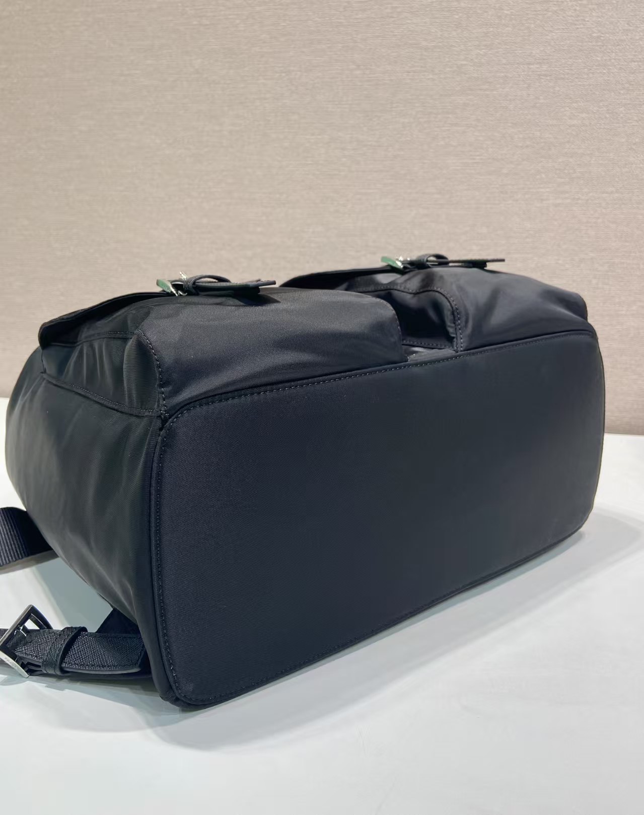 
&yen;630  🎉新款双肩背包🎉2VZ110A双肩带🎉🎉
这款Re-Nylon双肩背包采用经典尼龙面料设计，顶级五金，融合创新实用元素，呈现精致隽永风范。配有一条可拆卸的肩带，一包两用，不同场合可交换使用。上身效果非常时尚大气，又是一款永久不过时爆款🎉赶紧入手吧🎉🎉
长34x高39x底15cm🎉🎉🎉🎉👏👏👏