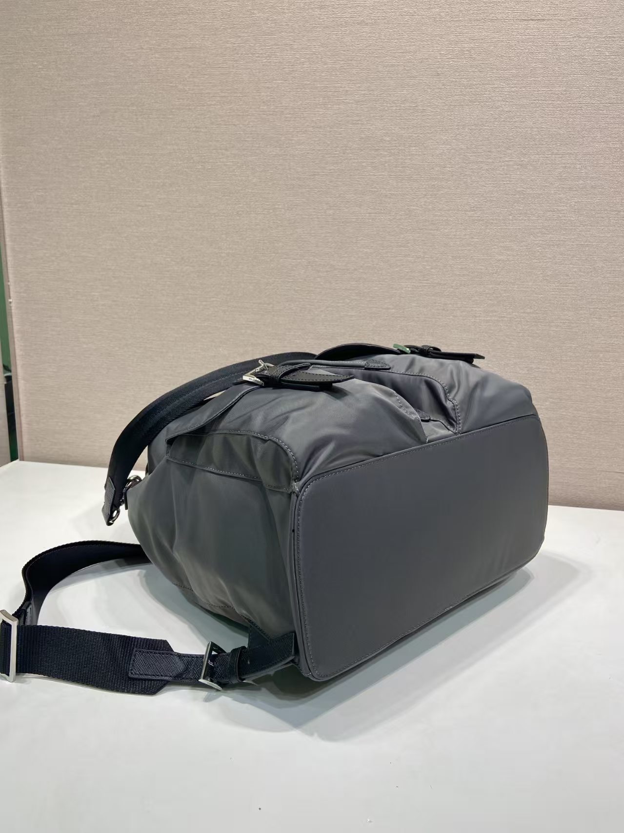 新作Re-Nylon双肩背包 - スタイリッシュで実用的