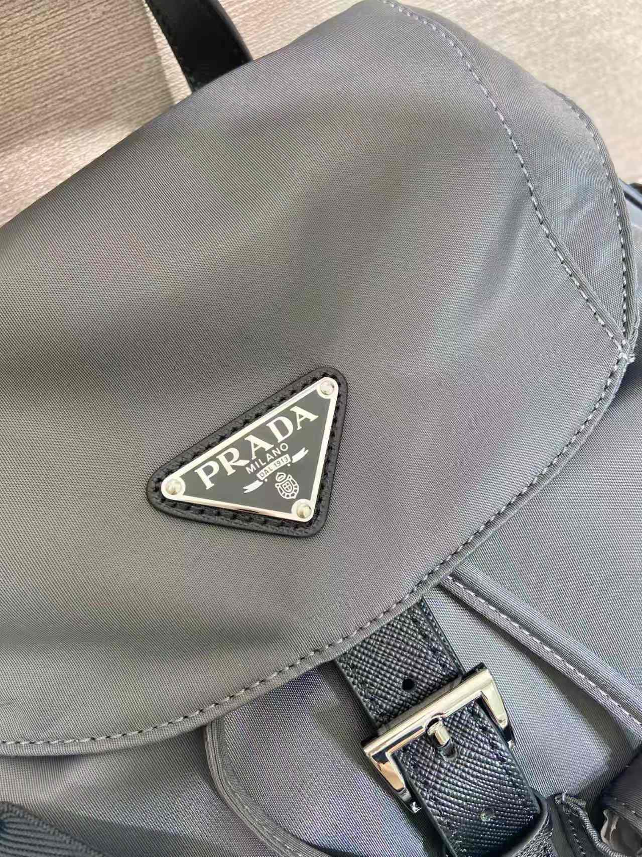 新作Re-Nylon双肩背包 - スタイリッシュで実用的