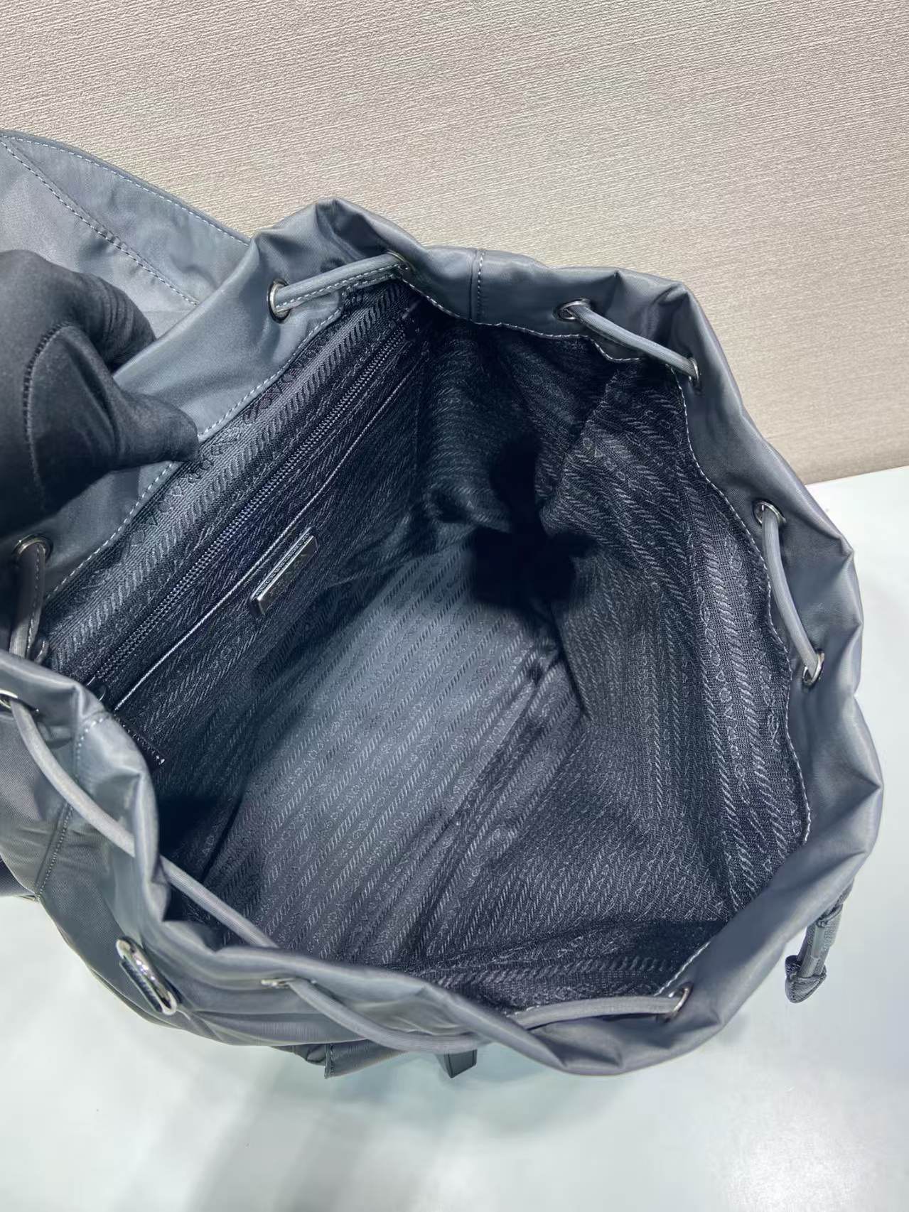 新作Re-Nylon双肩背包 - スタイリッシュで実用的