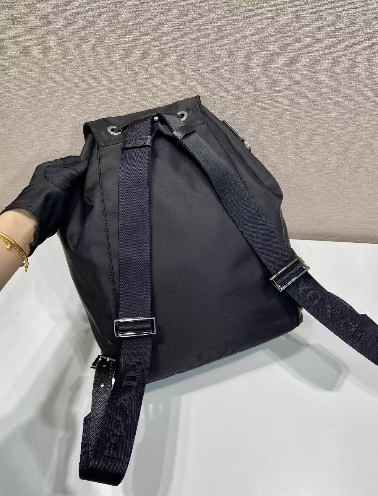 スタイリッシュな大容量双肩背包