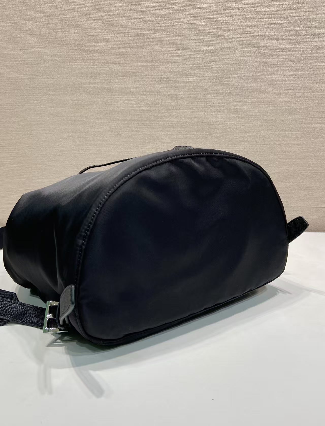 スタイリッシュな大容量双肩背包