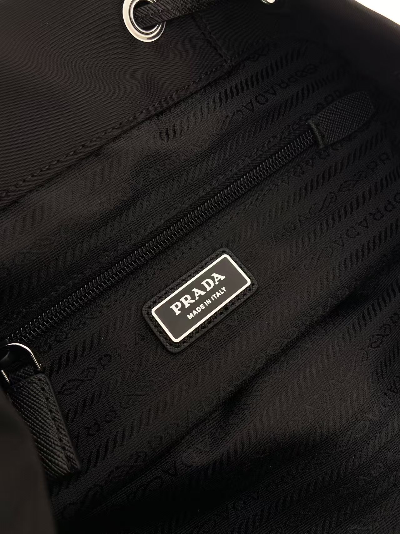 スタイリッシュな大容量双肩背包