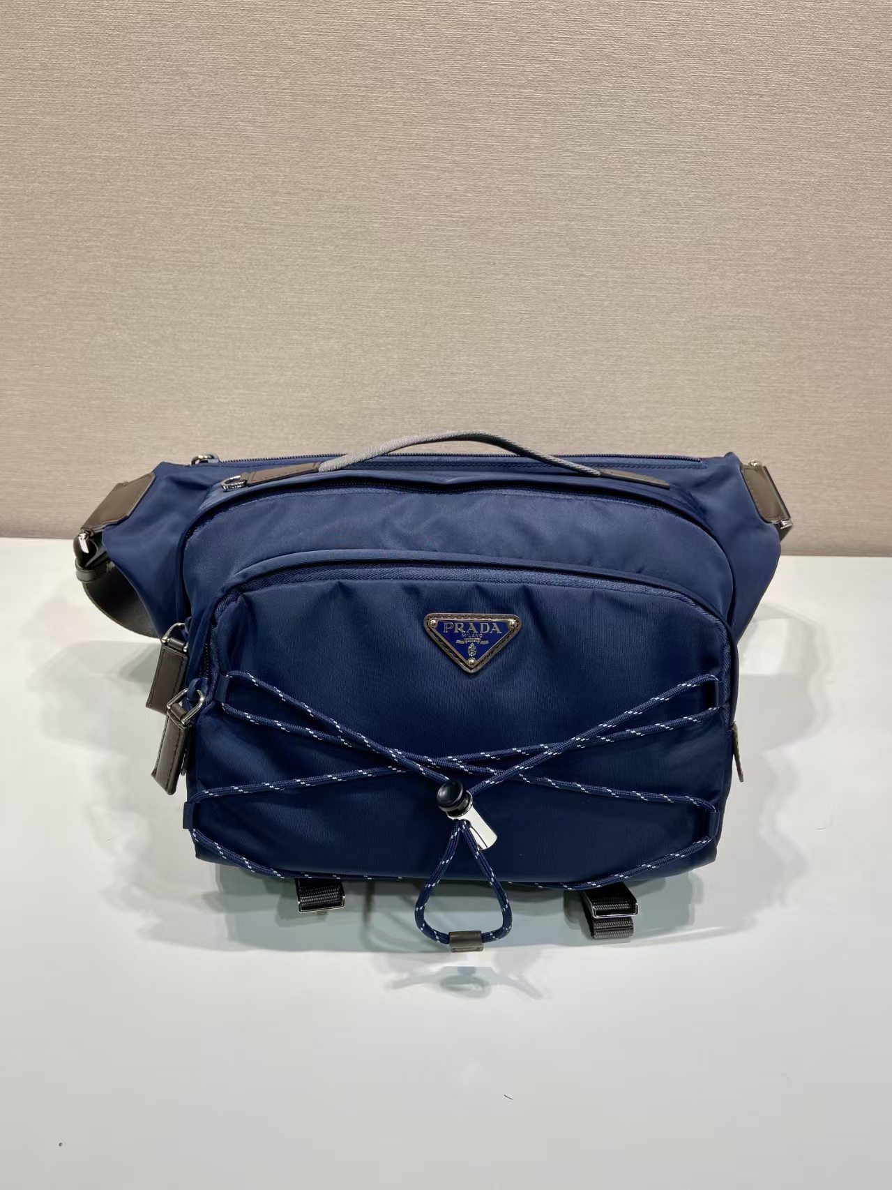 NO:710682,New messenger bag 2VH201 This multi-functional and dynamic shoulder bag combines urban style with outdoor elements. This Re-Nylon bag is designed to be light and spacious, with a large external pocket and leather trim. It has adjustable technical cords, flat padded nylon strap handles, and adjustable nylon straps. Zipper closure, large capacity space, fashionable upper body effect, get it now. Another popular style that will never go out of style.  Length 30x height 22x bottom 10cm, Prada [price based on quantity], prada, shoulder bags19860909新品邮差包2VH201 这款多功能动感单肩包将都市风格与户外元素相结合.这款Re-Nylon包设计轻盈、宽敞,外部有一个大口袋,配有皮革饰边.带可调节技术软线, 扁平软垫尼龙带手柄,可调尼龙带肩带. 拉链封口,容量空间大,上身效果时尚潮流,赶紧入手吧.又是一款永久不过时爆款 长30x高22x底10cm,普拉达【跑量价】,prada,shoulder bags,Bag