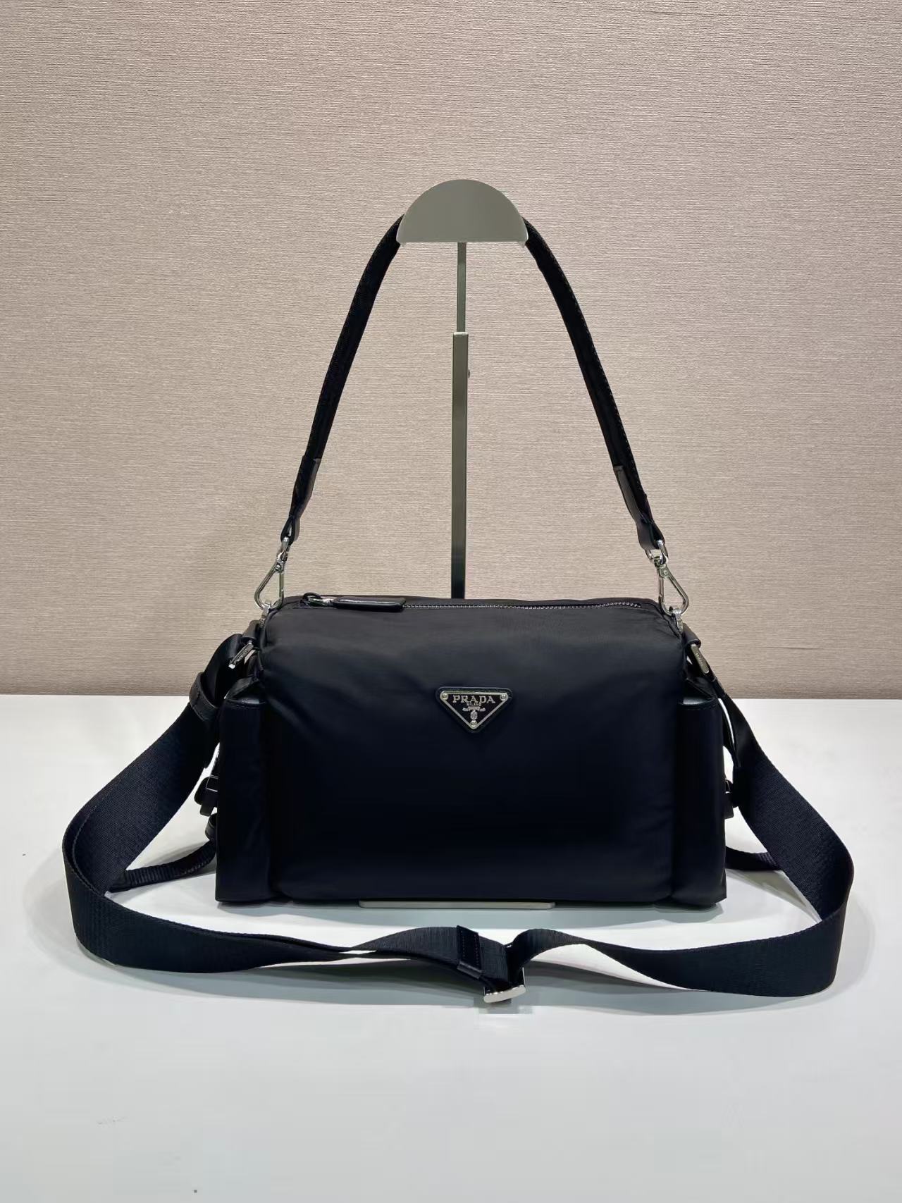 NO:853479,New Discovery Bag 2VH206 Nylon Cloth This Explore handbag perfectly combines sophistication and functionality, embodying dynamic and modern style. This style is made of imported nylon fabric. Leather silhouette, equipped with detachable handles and shoulder straps, can be worn in various ways. Zippered double side pockets enrich the capacity of this accessory, designed for urban exploration and outdoor adventures. It has large capacity space. It is another popular style that will never go out of style.  Length 31x height 17x bottom 11cm, Prada [price based on quantity], prada19860909新品探索包2VH206尼龙布 这款Explore手袋完美融合了精致与功能性,体现了动感与现代风格.这款风格采用进口尼龙面料.皮革廓形,配有可拆卸手提柄和肩带,佩戴方式多样.拉链双侧袋丰富了这款配饰的容量,专为城市探索和户外冒险而设计.容量空间大.又是一款永久不过时爆款 长31x高17x底11cm,普拉达【跑量价】,prada,Bag