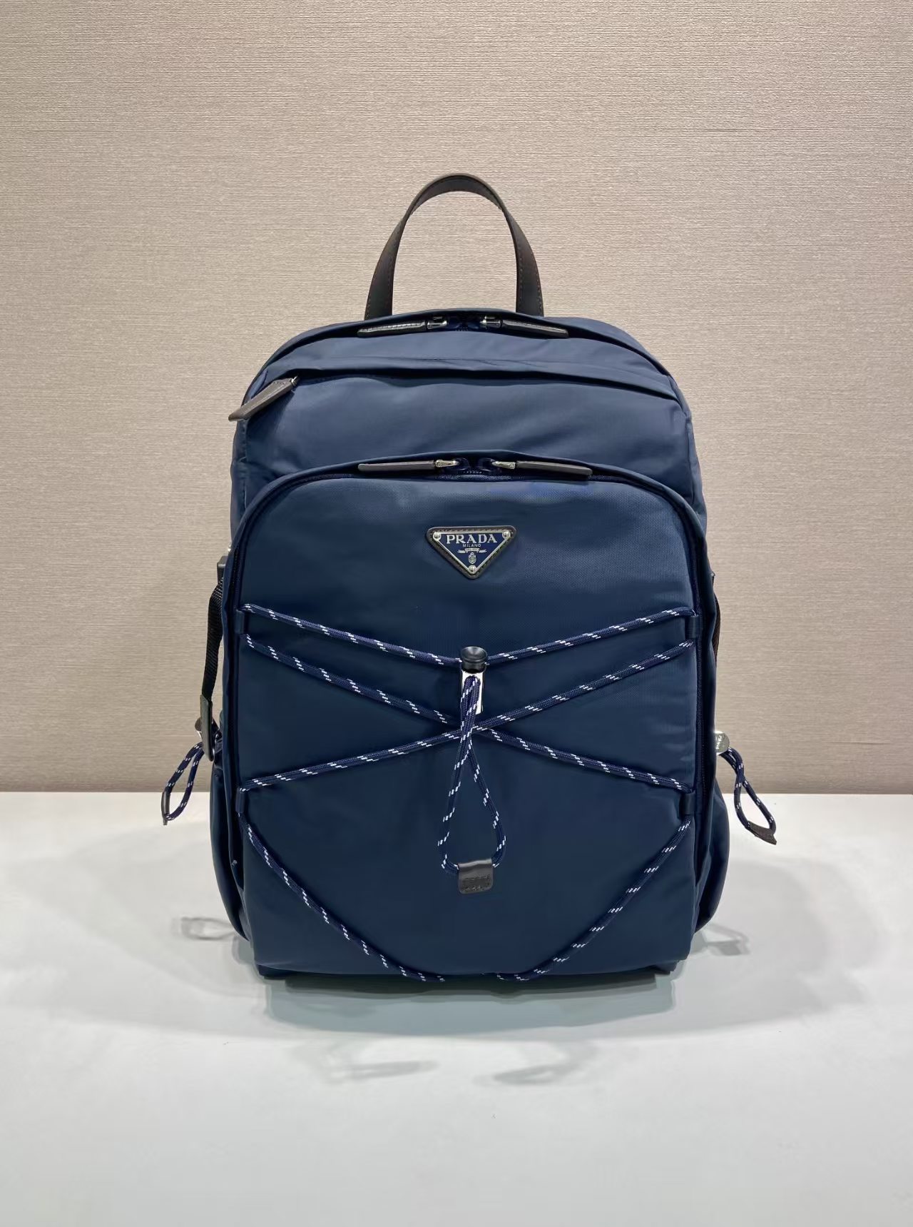 NO:895621,New backpack 2VZ122 New product This multi-functional dynamic backpack combines urban style with outdoor elements. This Re-Nylon accessory is designed to be light and spacious, equipped with multiple pockets and leather trim. It has adjustable craft rope details, flat leather handles, adjustable fabric slings, and large capacity space. Another popular style that will never go out of style. Hurry up and get it. Length 29x height 42x bottom 14cm, Prada [running price], prada, backpacks19860909新款背包2VZ122新品 这款多功能动感背包将都市风格与户外元素相结合.这款Re-Nylon配饰设计轻盈宽敞,配有多个口袋和皮革饰边.带有可调节的工艺绳细节,扁平皮革手柄 可调式织物吊带,容量空间大.又是一款永久不过时爆款赶紧入手吧 长29x高42x底14cm,普拉达【跑量价】,prada,backpacks,Bag