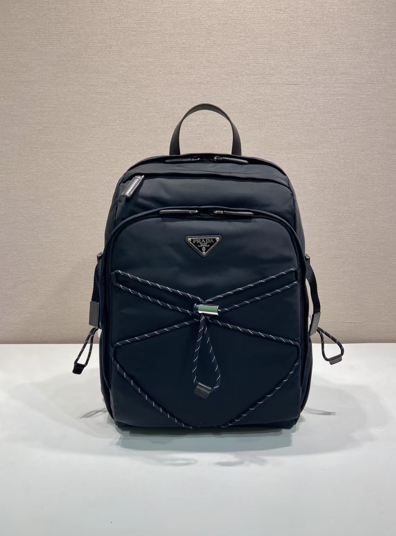 NO:895626,New backpack 2VZ122 New product This multi-functional dynamic backpack combines urban style with outdoor elements. This Re-Nylon accessory is designed to be light and spacious, equipped with multiple pockets and leather trim. It has adjustable craft rope details, flat leather handles, adjustable fabric slings, and large capacity space. Another popular style that will never go out of style. Hurry up and get it. Length 29x height 42x bottom 14cm, Prada [running price], prada, backpacks19860909新款背包2VZ122新品 这款多功能动感背包将都市风格与户外元素相结合.这款Re-Nylon配饰设计轻盈宽敞,配有多个口袋和皮革饰边.带有可调节的工艺绳细节,扁平皮革手柄 可调式织物吊带,容量空间大.又是一款永久不过时爆款赶紧入手吧 长29x高42x底14cm,普拉达【跑量价】,prada,backpacks,Bag