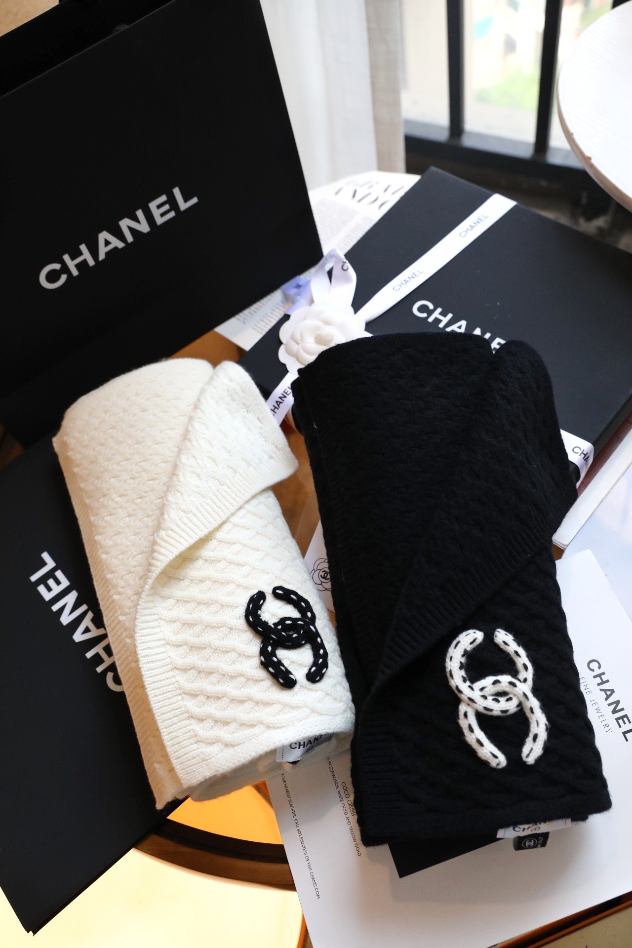 NO:586805,First batch of black knitted fabrics, CHANEL ·  /New product, diamond-shaped logo scarf, made of high-twisted wool yarn, tight and solid, full and soft to the touch, 7-needle full-piece needle transfer process, textured with granular diamond-shaped plaid texture, uneven and layered. The logo is hand-woven into a wide and long version.  The smooth lines in one go, the gentle and healing creamy apricot, awaken the power of winter, the feeling of being wrapped in the warm sun, the elegant and mysterious dark black, the chic but not too cool, high-end and fashionable presence, and the random winding effect can easily create a sense of atmosphere.  Apricot black free size ordinary scarf, ordinary scarf, chanel19860909批黑色针织,CHANEL · /新品,菱形格logo围巾,选用高捻度羊毛纱线,紧密扎实,手感饱满柔软,7针全件搬针工艺,织面颗粒状菱形格纹路,凹凸有致,富有层次感.logo纯手工勾织宽而长的版型,一气呵成的线条流畅感,温柔治愈的奶油米杏,唤醒冬日的力量,被暖阳包裹的感觉,优雅神秘的暗黑色,小飒但也不过分酷,高级时髦的存在,随意缠绕出来的效果就能轻松营造氛围感. 杏色 黑色 均码 普通围巾,普通围巾,chanel,scarf