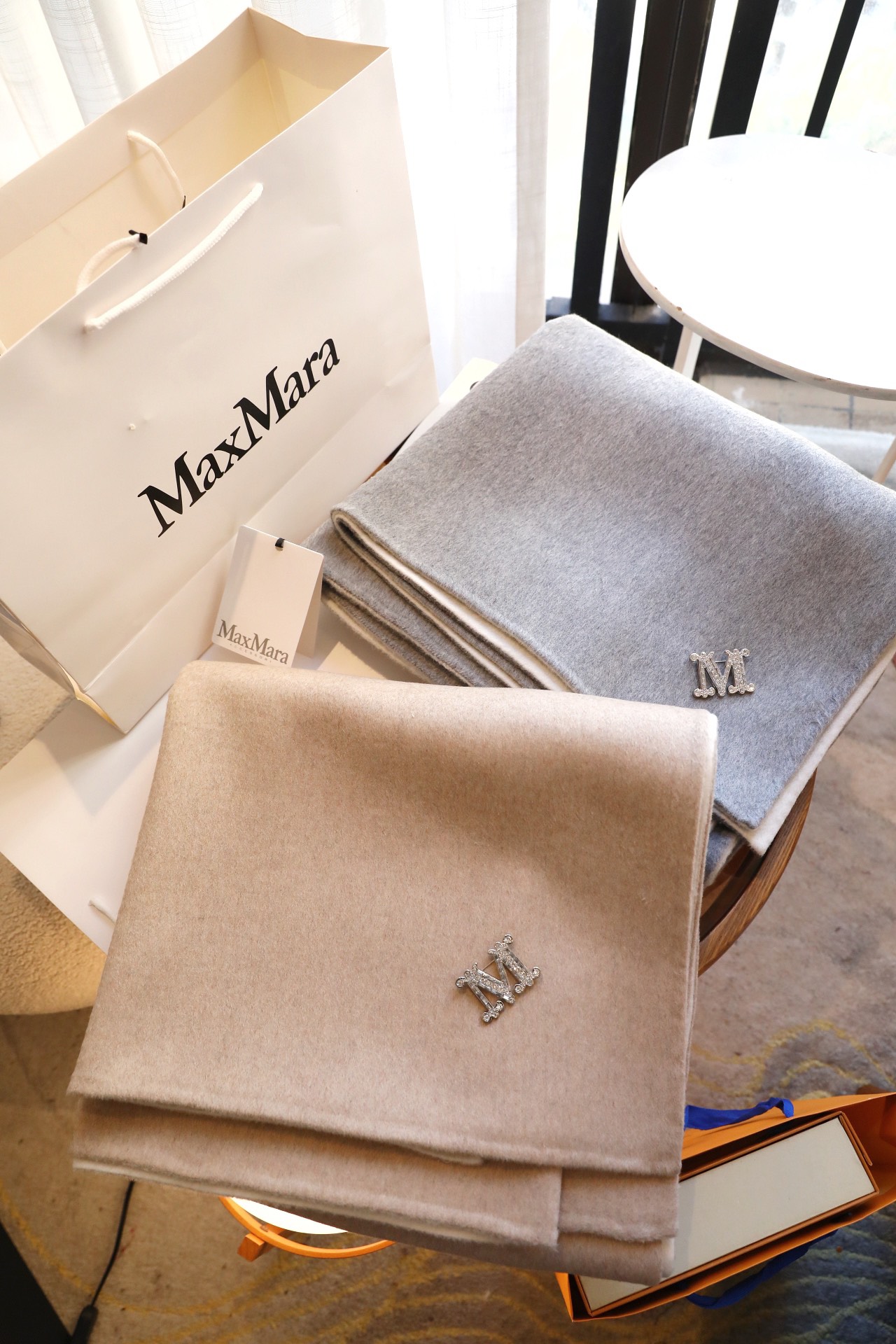 NO:574573,[Free M buckle pin] Maxmara cloak/shawl MaxMara  This yarn-dyed wool poncho has end stripes and refined tassel trim details. Size: 130x cm Product name: Wool shawl, Material: Fabric: Fine wool has a good feel, no need to worry about tying. Washing and care instructions: Do not wash; do not bleach; do not dry  Dry; Iron at low temperature; Professional PCE-mild dry cleaning; Do not wet clean professionally. Maxmara shawl cape is super cost-effective and a good choice for gifts and personal use. Sizes: One size fits all high version scarf, high version scarf, shawls19860909【送M扣别针】Maxmara 斗篷 /披肩 MaxMara 本款色织羊毛披风,末端条纹和精炼流苏饰边细节.尺寸:130x厘米品名:羊毛披肩,材质:面料:精细羊毛有着不错的手感,不用担心扎洗护说明:不可水洗;不可漂白;不可烘干;低温熨烫;专业四氯乙烯-温和干洗;不可专业湿洗.Maxmara性价比超高披肩斗篷超高性价比,送礼自用都是不错的选择尺寸:均码高版本围巾,高版本围巾,shawls,scarf