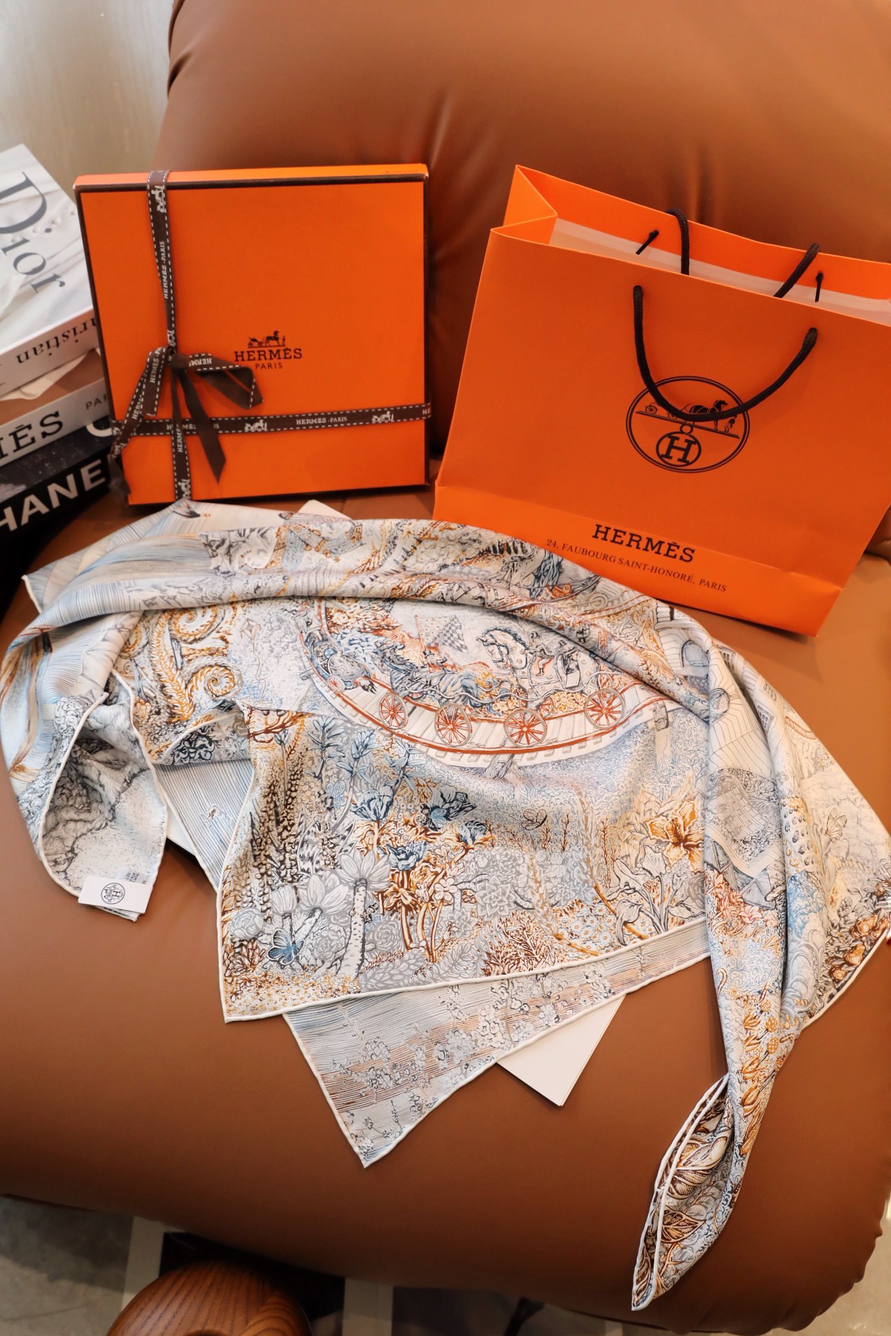 新HERMES 翱翔福宝之梦/专柜都断货的款式……
配色绝美，清新淡雅的浅蓝搭配橘色调，整条围巾给人一种