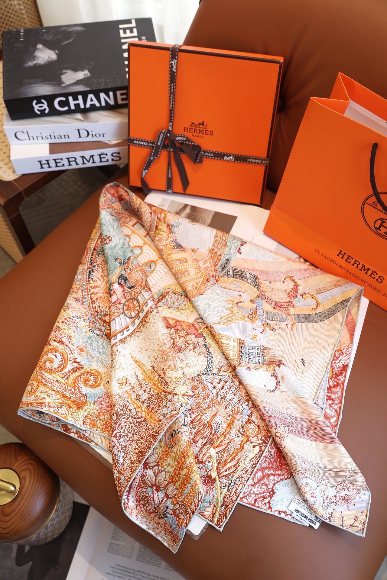 新HERMES 翱翔福宝之梦/专柜都断货的款式……
配色绝美，金碧辉煌 贵气的色调，整条围巾给人一种珠光