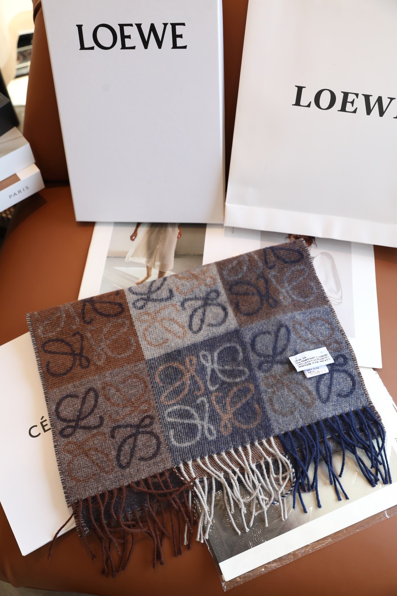 NO:603140,LOEWE two-color checkerboard wool and cashmere blended scarf is a vivid scarf, and the color is a super gentle milk tea color. This scarf has been out of stock since the beginning of winter. It has been out of stock. Now we are coming out. Counter size: 40/180 Counter material: 90 wool 10 cashmere Ordinary scarf, ordinary scarf, loewe19860909LOEWE双色棋盘羊毛羊绒混纺围巾,是一条令人生动的围巾,配色又是超级温柔的奶茶色,这个围巾从冬天一开始就一直断货,一直断货,现在我们要出来啦 专柜尺寸:40/180 专柜材质:90羊毛10羊绒 普通围巾,普通围巾,loewe,scarf