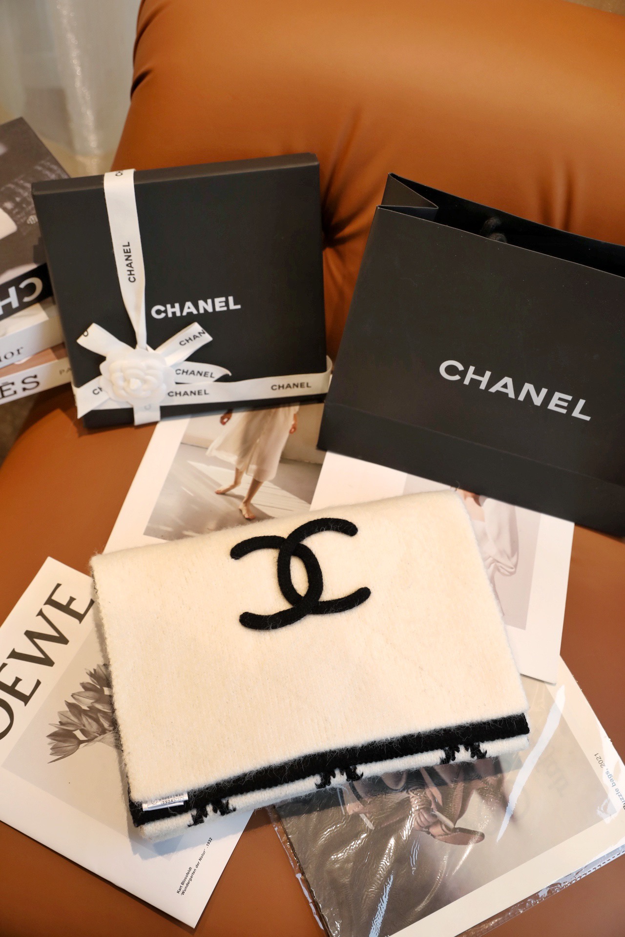 NO:586835,This year’s new model of White Fragrant Grandma ~ the same model as the Internet celebrity has a really super temperamental and versatile design ~ the classic rhombus pattern elements are reproduced, the Xiang family’s exclusive style!  ZG is fully online, with 3 super nice colors!  It makes the overall look in autumn and winter more advanced. It can be tied, tied or tied. It can be styled casually. It can be matched with various clothes, commuting or casual wear. It is made of fine wool and cashmere yarn and has a size of 30*180cm. It goes without saying that the upper body effect is really beautiful (it will look better when paired with clothes, shoes and bags)!  The real thing is definitely more beautiful!  Don’t really wear it too well in winter~ because it looks really good. Ordinary scarf, ordinary scarf, chanel19860909白色香奶奶今年的新款~网红同款真的超级气质百搭的设计~经典菱格纹元素再现,香家专属的风格！ZG全面上线,超级好看的3个色！让秋冬整体造型更显高级 可系可围可扎,真的随意造型,可以搭配各种服饰,可以通勤也可以搭配休闲装手感细腻羊毛羊绒纱线精制,30*180cm 的尺寸,上身效果真的不用多说的美(搭配服饰鞋包更有感觉)！实物绝对更美！冬天真的不要太好搭哦~因为真的很好看普通围巾,普通围巾,chanel,scarf