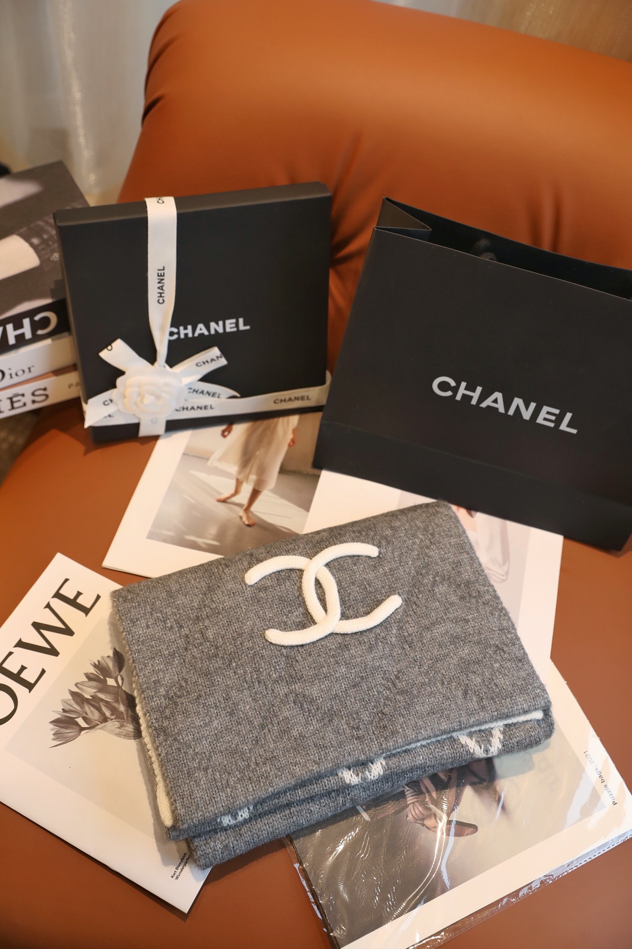 NO:586747,Gray original version, this year’s new model from Grandma Xiang~ The same style as the Internet celebrity has a really super temperamental and versatile design~ The classic rhombus pattern elements are reproduced, Xiangjia’s exclusive style!  ZG is fully online, with 3 super nice colors!  It makes the overall look in autumn and winter more advanced. It can be tied, tied or tied. It can be styled casually. It can be matched with various clothes, commuting or casual wear. It is made of fine wool and cashmere yarn and has a size of 30*180cm. It goes without saying that the upper body effect is really beautiful (it will look better when paired with clothes, shoes and bags)!  The real thing is definitely more beautiful!  Don’t really wear it too well in winter~ because it looks really good. Ordinary scarf, ordinary scarf, chanel19860909灰色原版,香奶奶今年的新款~网红同款真的超级气质百搭的设计~经典菱格纹元素再现,香家专属的风格！ZG全面上线,超级好看的3个色！让秋冬整体造型更显高级 可系可围可扎,真的随意造型,可以搭配各种服饰,可以通勤也可以搭配休闲装手感细腻羊毛羊绒纱线精制,30*180cm 的尺寸,上身效果真的不用多说的美(搭配服饰鞋包更有感觉)！实物绝对更美！冬天真的不要太好搭哦~因为真的很好看普通围巾,普通围巾,chanel,scarf