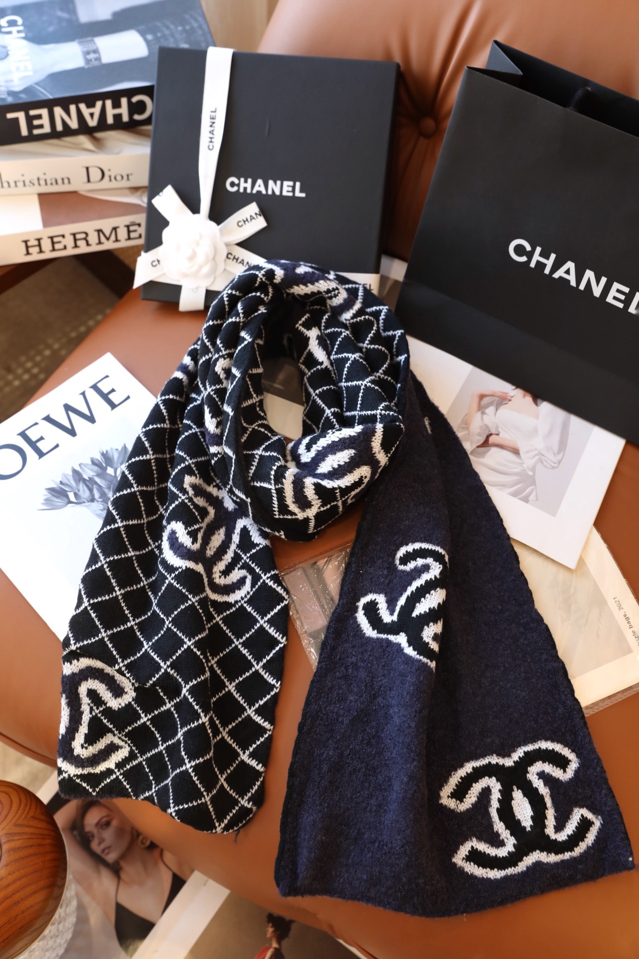 PP图片版本Chanel香奈儿专柜新款小香刺绣披肩美翻了[流泪]御用殿堂级极品新款专柜在售进口纯羊绒时尚