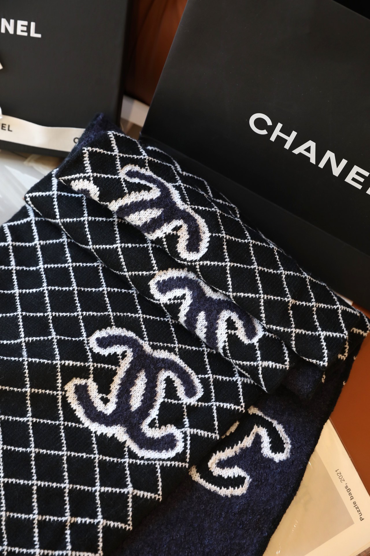 PP图片版本Chanel香奈儿专柜新款小香刺绣披肩美翻了[流泪]御用殿堂级极品新款专柜在售进口纯羊绒时尚