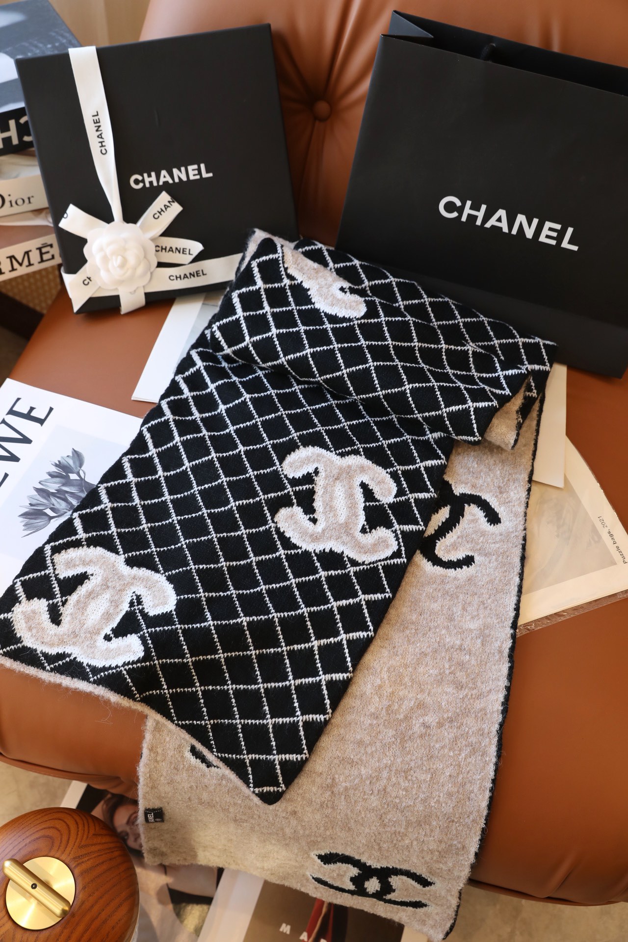 PP图片版本Chanel香奈儿专柜新款小香刺绣披肩美翻了[流泪]御用殿堂级极品新款专柜在售进口纯羊绒时尚