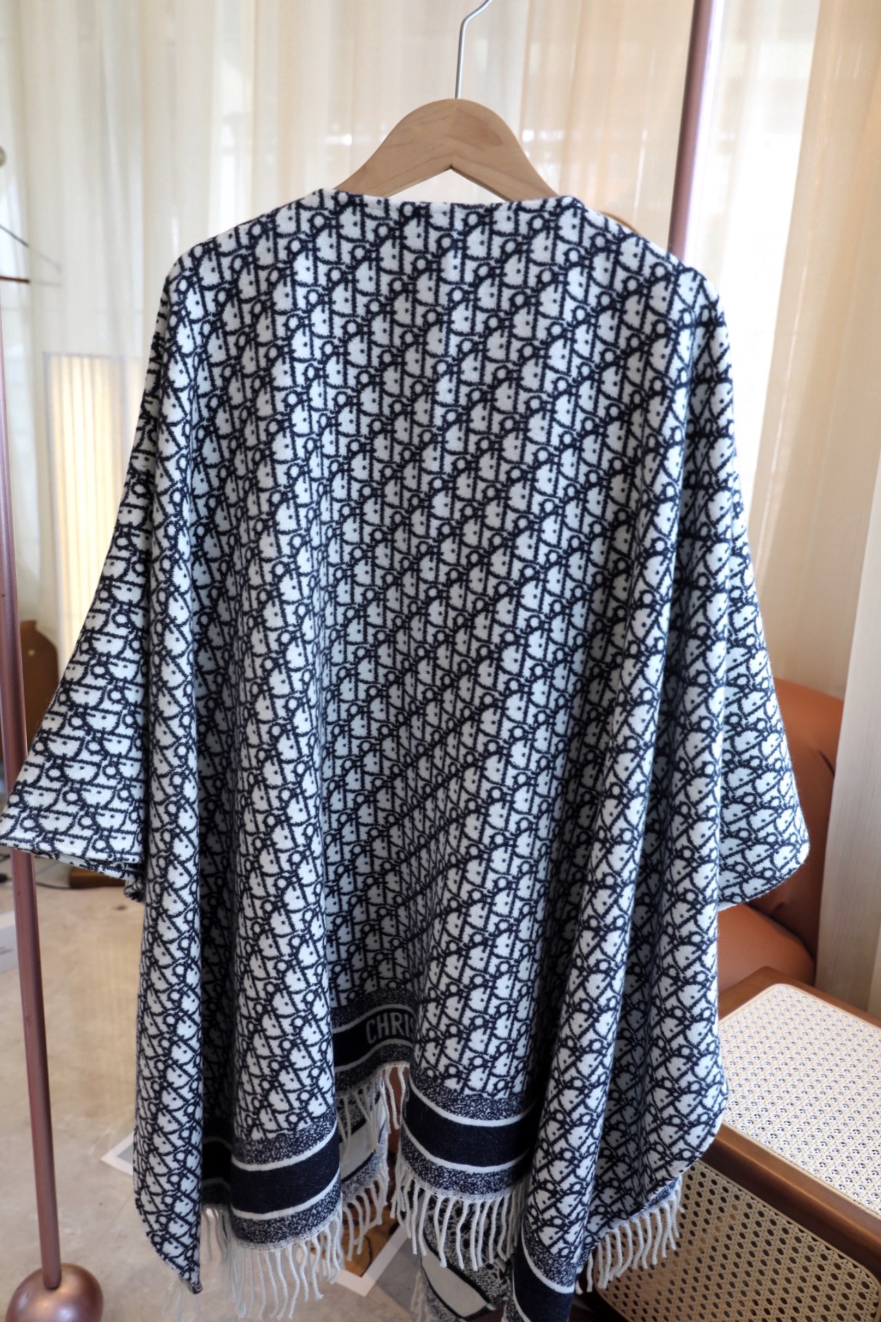 NO:541620,Batch blue 'Oblique Bookmark Cloak' Navy blue Washing mark official website item number 21DOB370I007 Size140x180cm Ingredients Cashmere, concave shapes are essential for cloaks that can be worn as coats!  It is also a practical blanket. Navy blue pure cashmere is carefully crafted with tassel lock edges. It is soft and light, warm and fashionable, and adds a modern atmosphere to various shapes!  Ordinary scarf, ordinary scarf, jackets & coats, blankets19860909批兰色 《Oblique书签斗篷》藏蓝色 洗水标对官网货号21DOB370I007 Size140x180cm 成份 山羊绒、 凹造型必备可以当外套穿的披风！更是实用型小毯子.海军蓝色纯山羊绒精心制作,搭配流苏锁边,柔软而轻盈,保暖又时尚～为各种造型增添摩登气息！ 普通围巾,普通围巾,jackets & coats,blankets,scarf