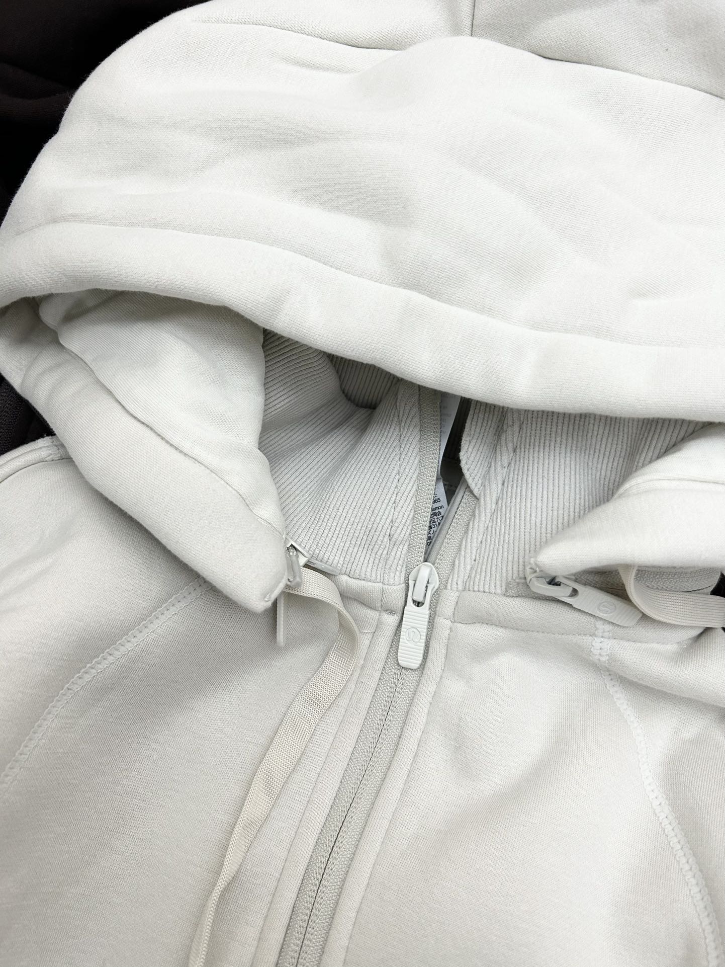 Luxurious Lululemon Hoodie with Enhanced Durability and Comfort - 图片 4